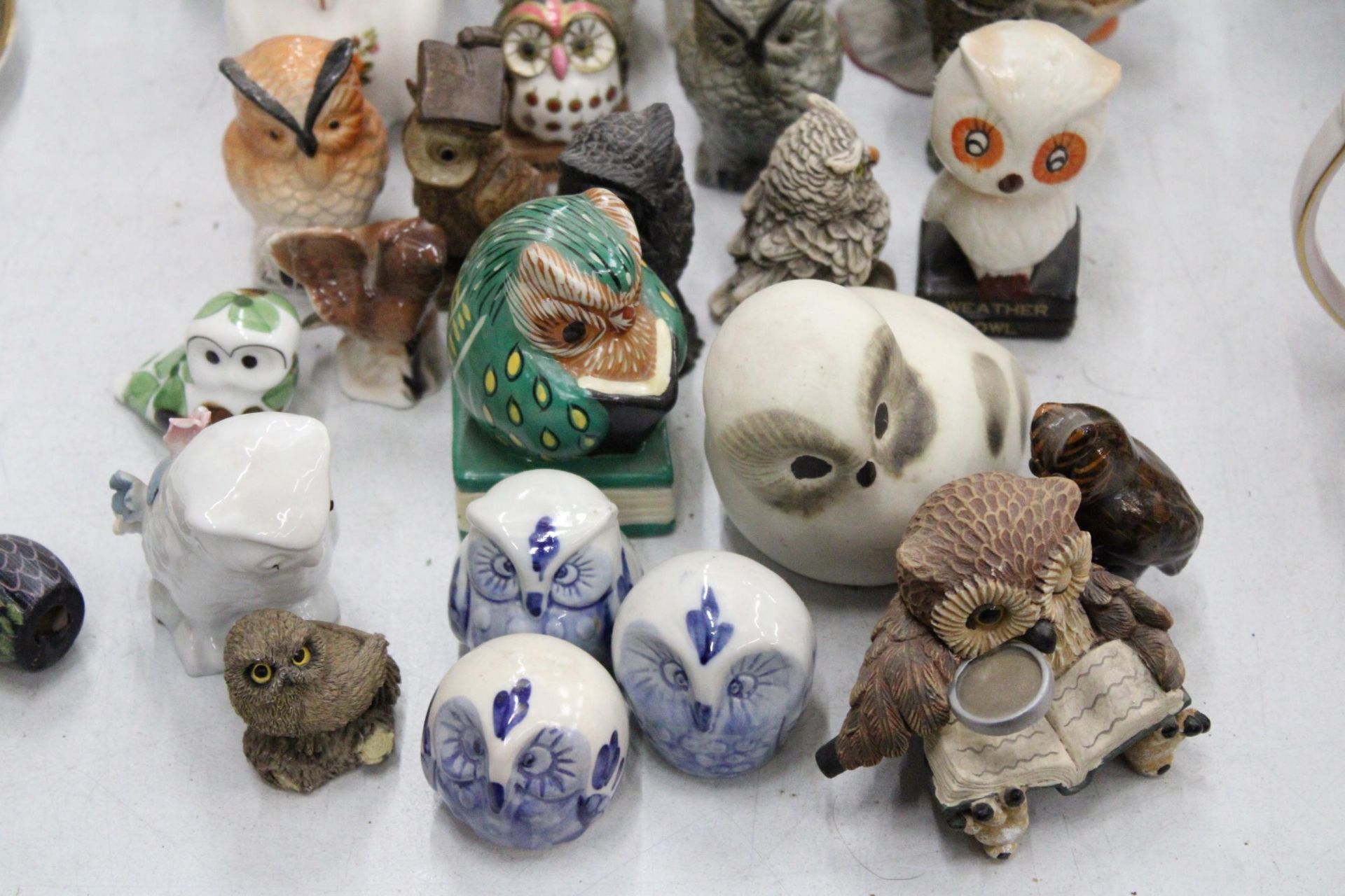 A COLLECTION OF APPROXIMATELY FOURTY OWL ORNAMENTS - Image 5 of 6