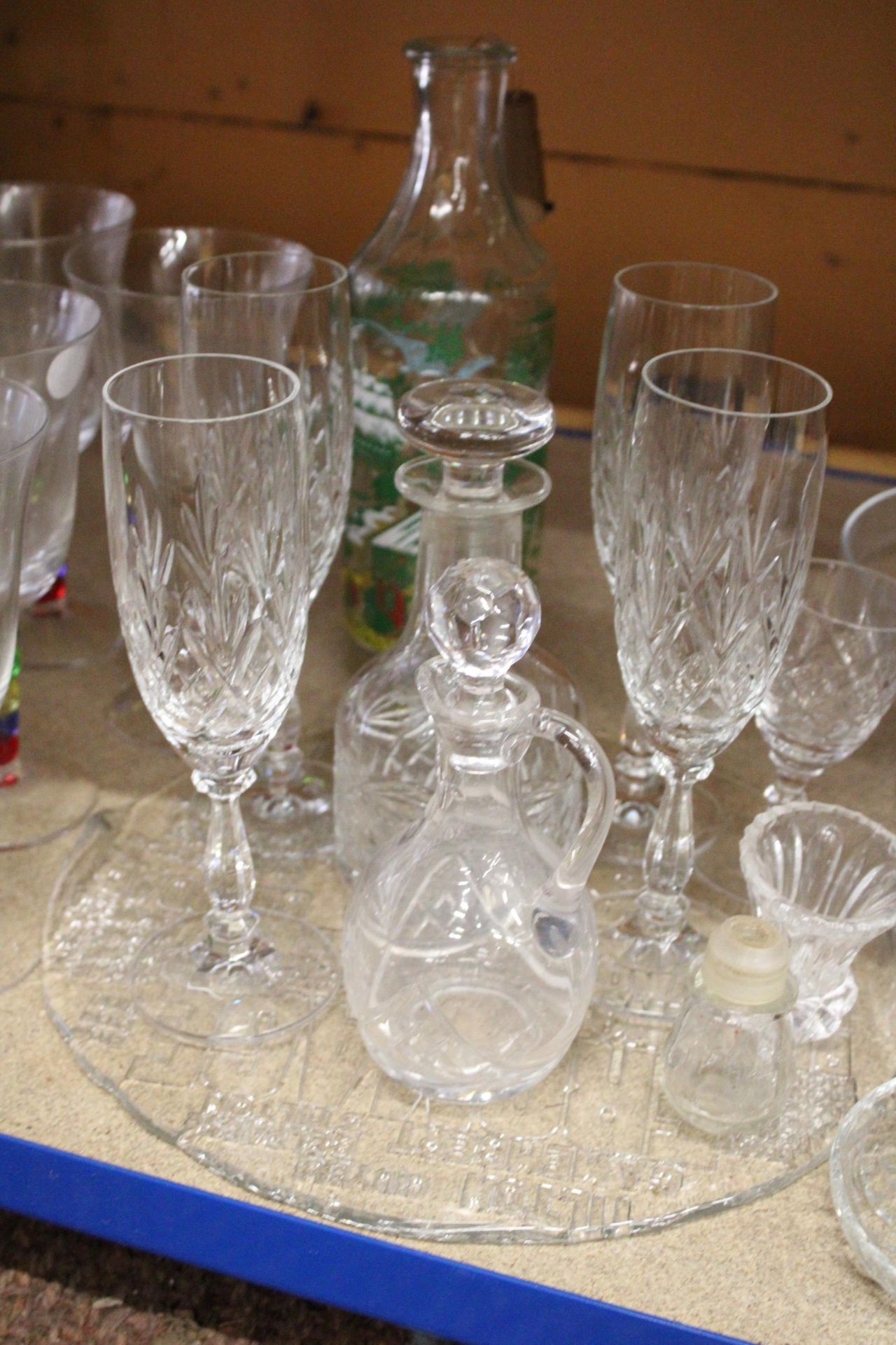 A LARGE QUANTITY OF GLASSWARE TO INCLUDE WINE GLASSES, VINEGAR BOTTLE WITH STOPPER, CHEESEBOARD, - Image 3 of 6