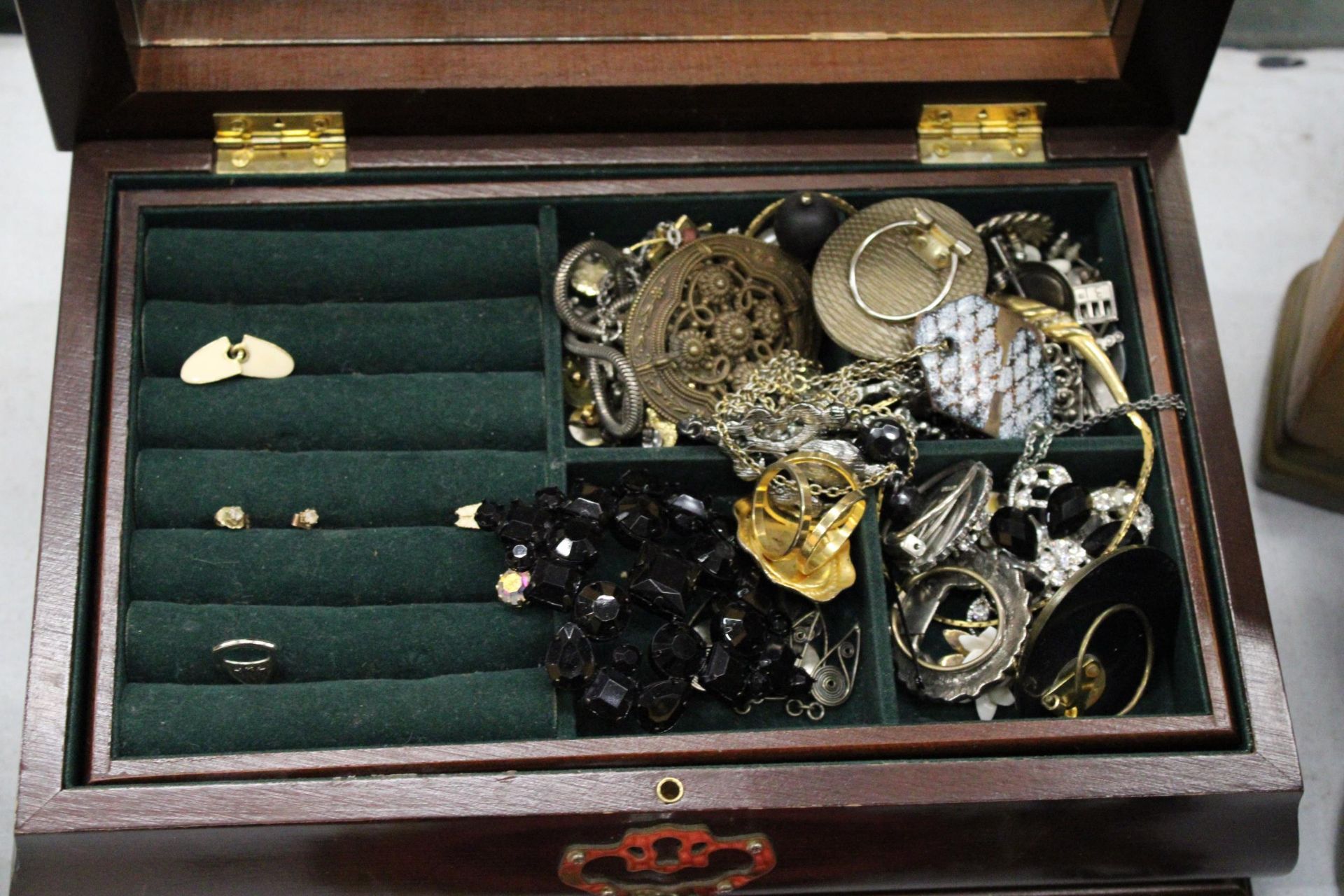 A LARGE MIXED LOT OF JEWELLERY TO INCLUDE EARINGS, BROOCHES, NECKLACES ETC PLUS A JEWELLERY BOX - Image 3 of 7