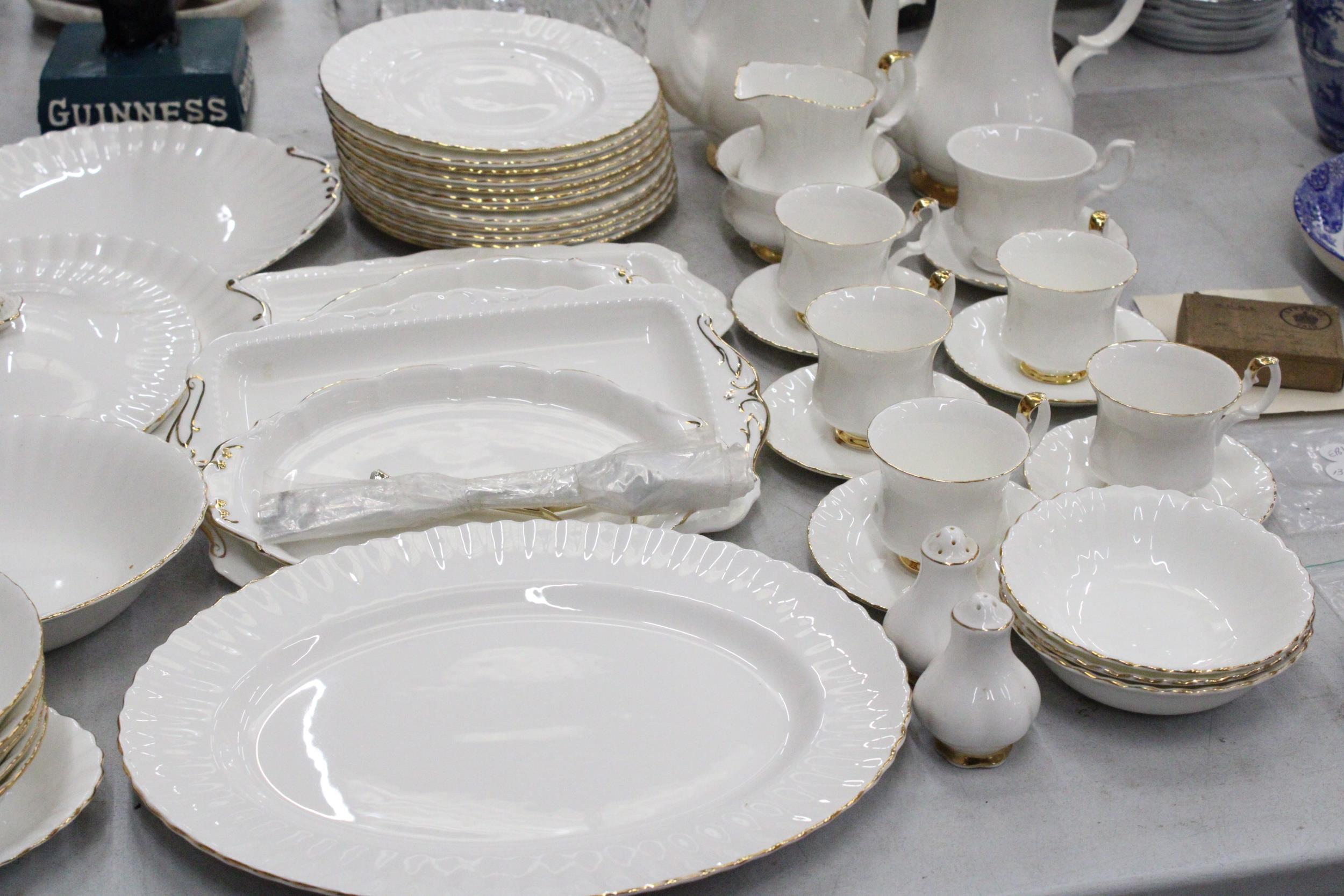 A LARGE ROYAL ALBERT PART DINNER SERVIE "VAL DOR" TO INCLUDE PLATES, CUPS, SAUCERS, TEAPOT, COFFEE - Image 5 of 6