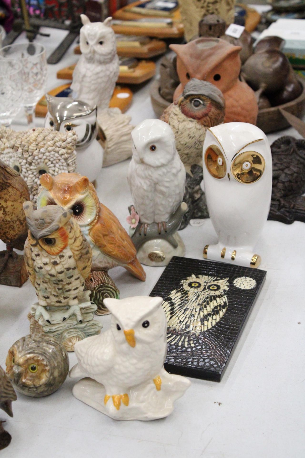 A COLLECTION OF SEVENTEEN OWL FIGURES PLUS A WALL PLAQUE - Image 3 of 7