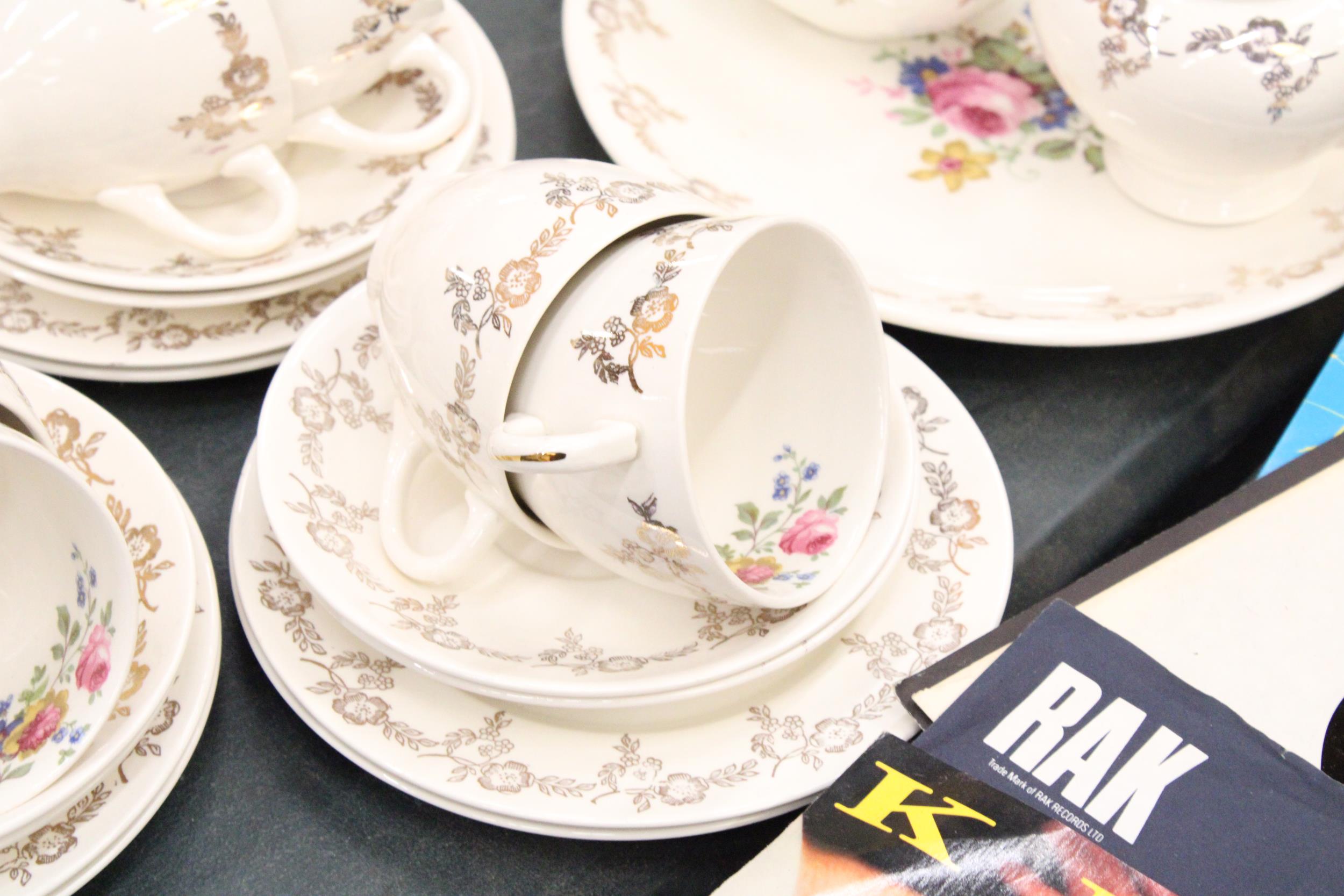 A QUANTITY OF VINTAGE TEAWARE TO INCLUDE, EMPIRE, CAKE PLATE, SUGAR BOWL, CREAM JUG, CUPS, SAUCERS - Image 3 of 5