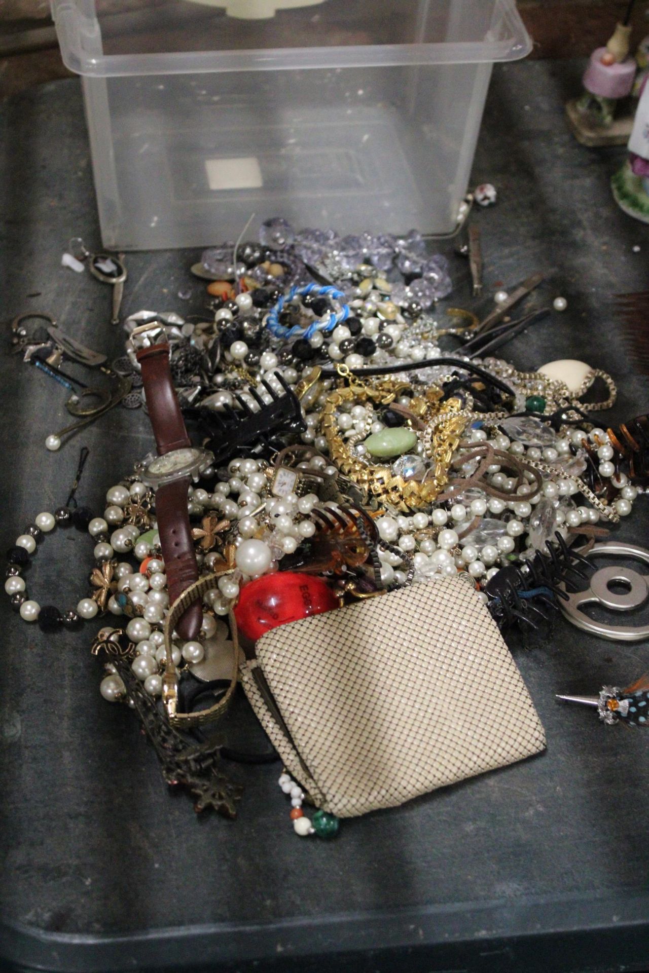 A QUANTITY OF COSTUME JEWELLERY TO INCLUDE NECKLACES, EARRINGS, BROOCHES ETC