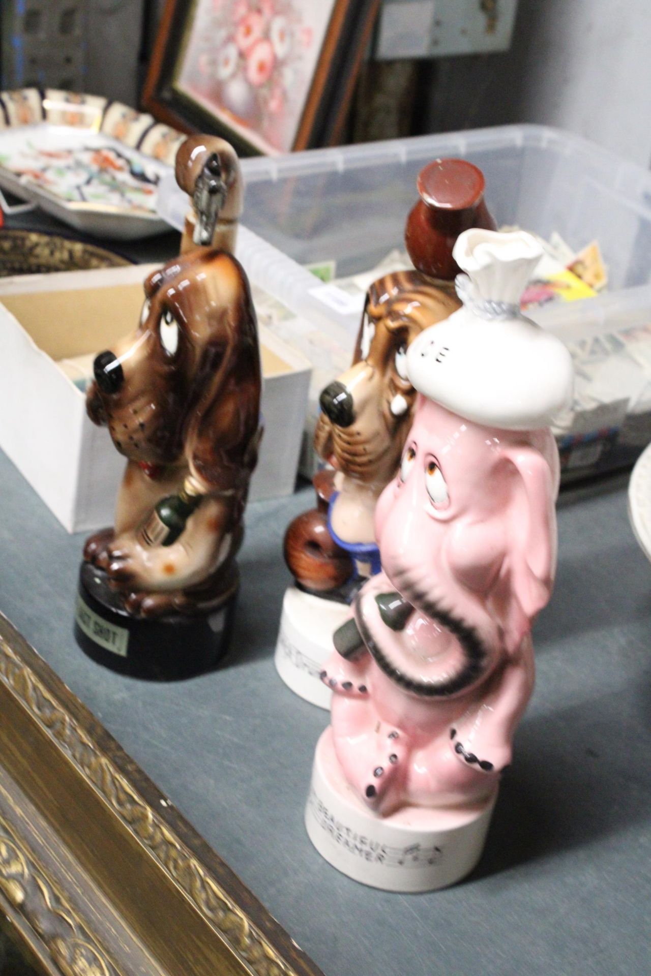 THREE VINTAGE NOVELTY MUSICAL DECANTERS TO INCLUDE A BASSET HOUND "THE LAST SHOT", "BEAUTIFUL - Image 5 of 5