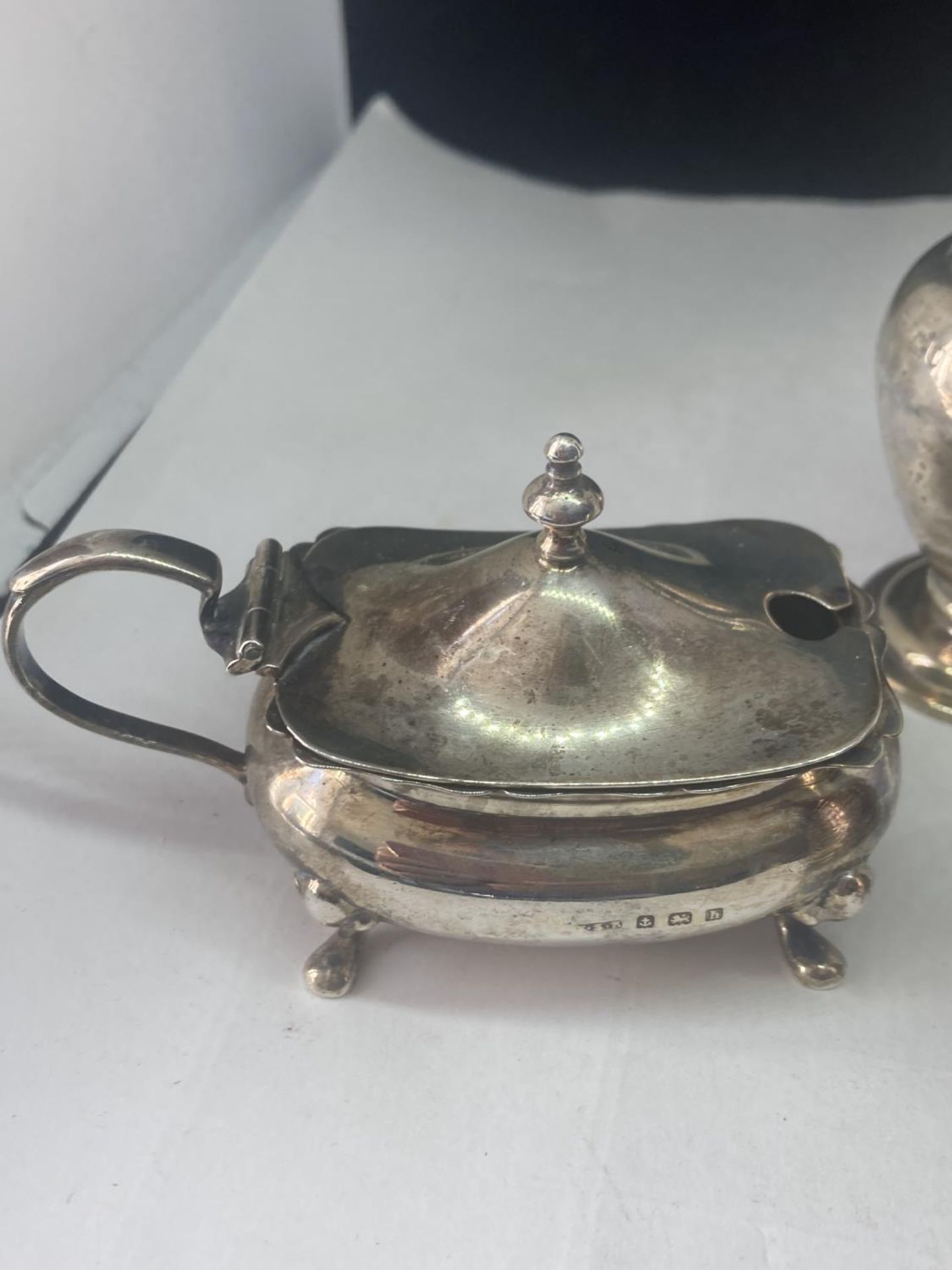 TWO HALLMARKED SILVER POTS (ONE WITH BLUE GLASS LINER) AND A HALLMARKED LONDON PEPPER POT GROSS - Image 3 of 8