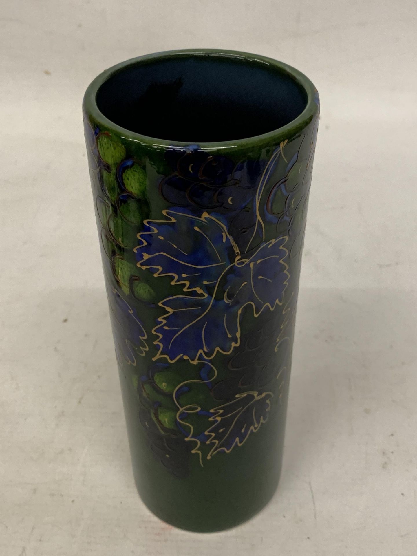 AN ANITA HARRIS VINEYARD VASE SIGNED IN GOLD - Image 3 of 4