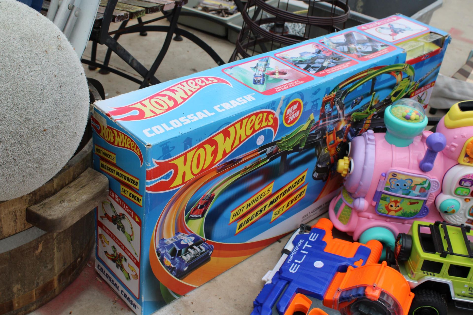 A LARGE ASSORTMENT OF TOYS TO INCLUDE NERF GUNS AND HOT WHEELS ETC - Bild 6 aus 7