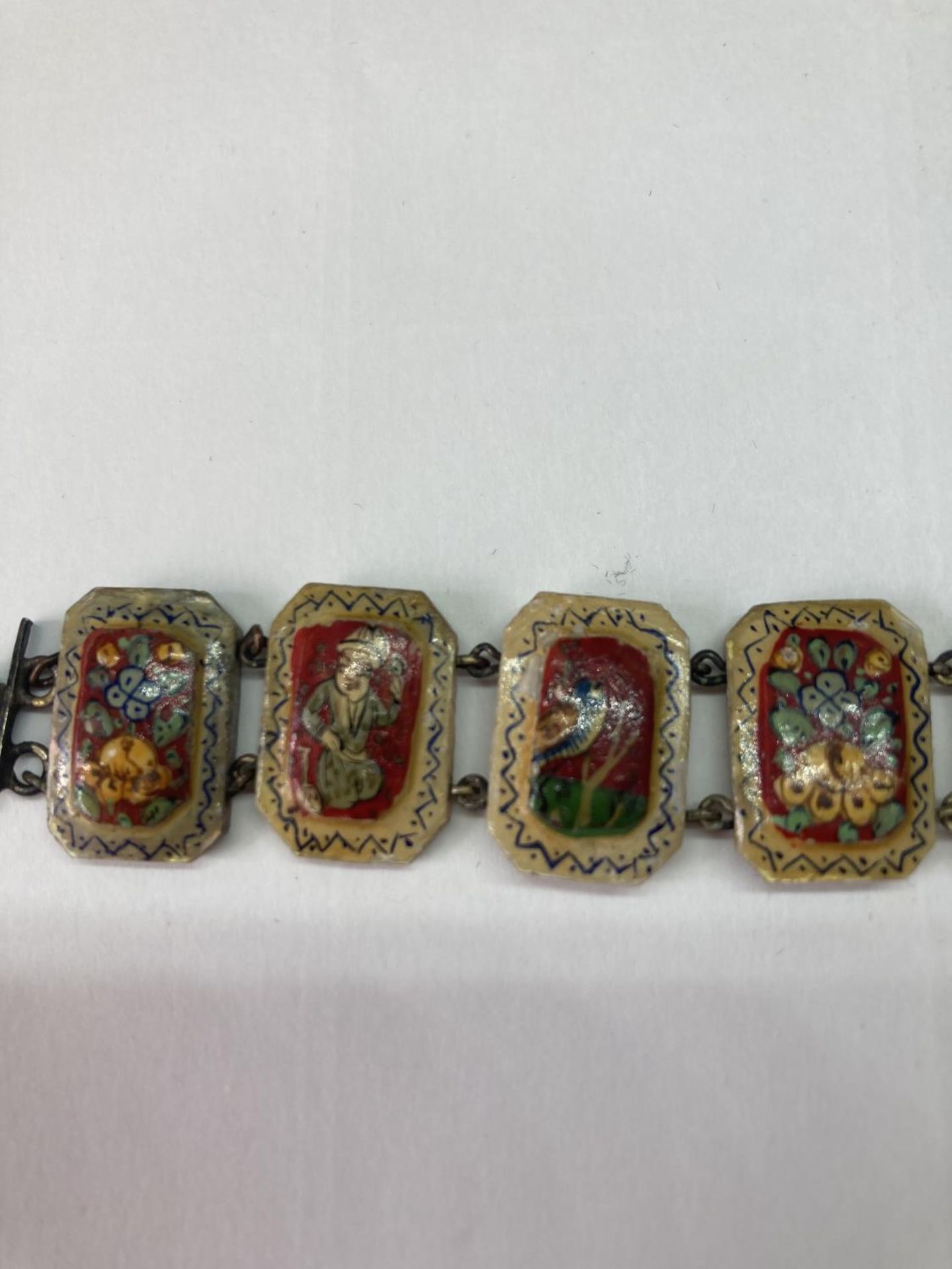 A DECORATIVE HAND PAINTED PERSIAN MOTHER OF PEARL BRACELET IN A PRESENTATION BOX - Image 6 of 12