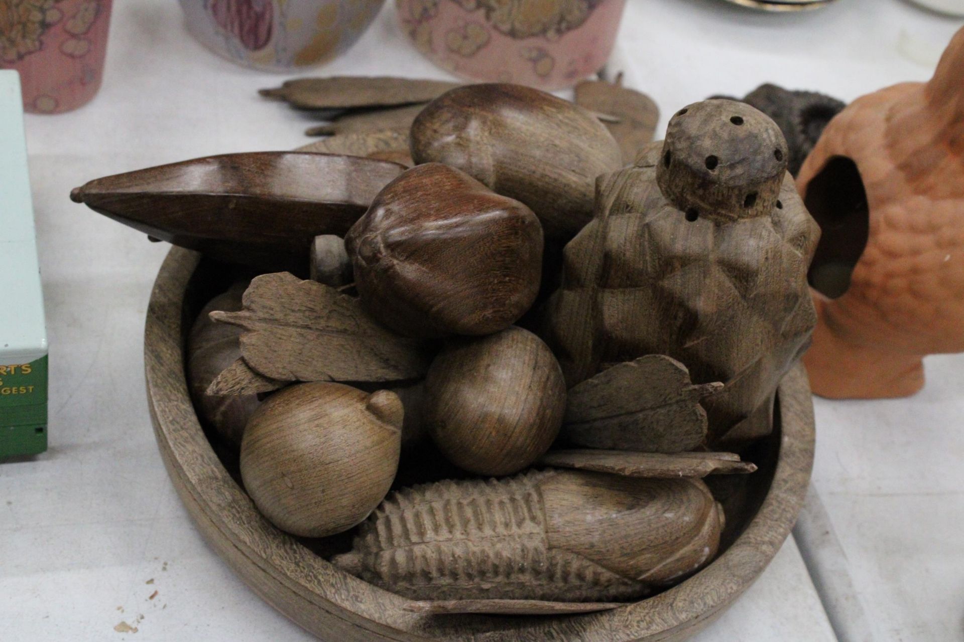 A UNUSUAL TREEN FRUIT BOWL WITH WOODEN FRUIT AND VEGTABLES PLUS LEAVES - Image 4 of 4