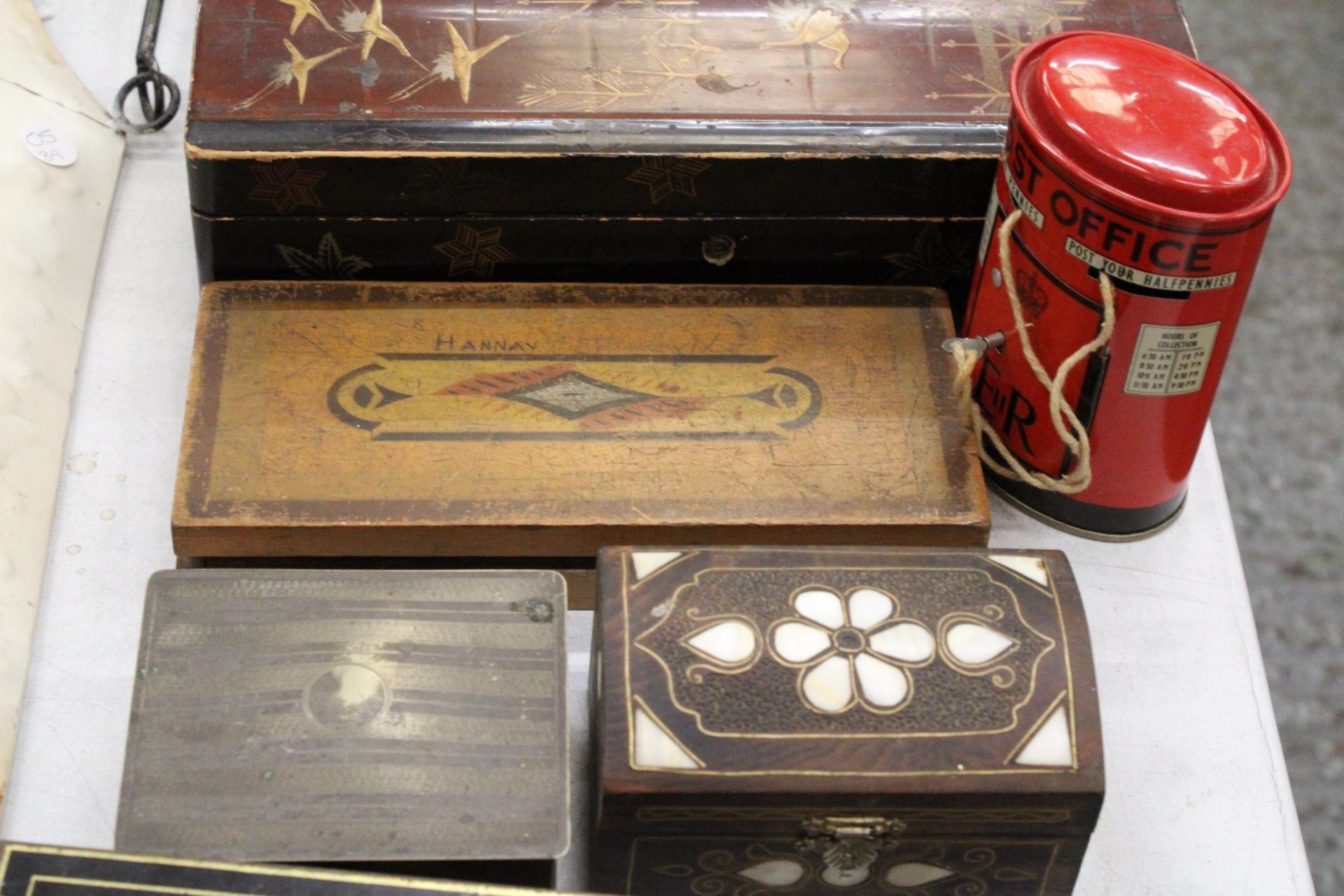NINE VINTAGE TINS AND BOXES TO INCLUDE A POST BOX MONEY BOX, CASH TIN, PENCIL BOX, GLOVE BOX, ETC - Image 3 of 6