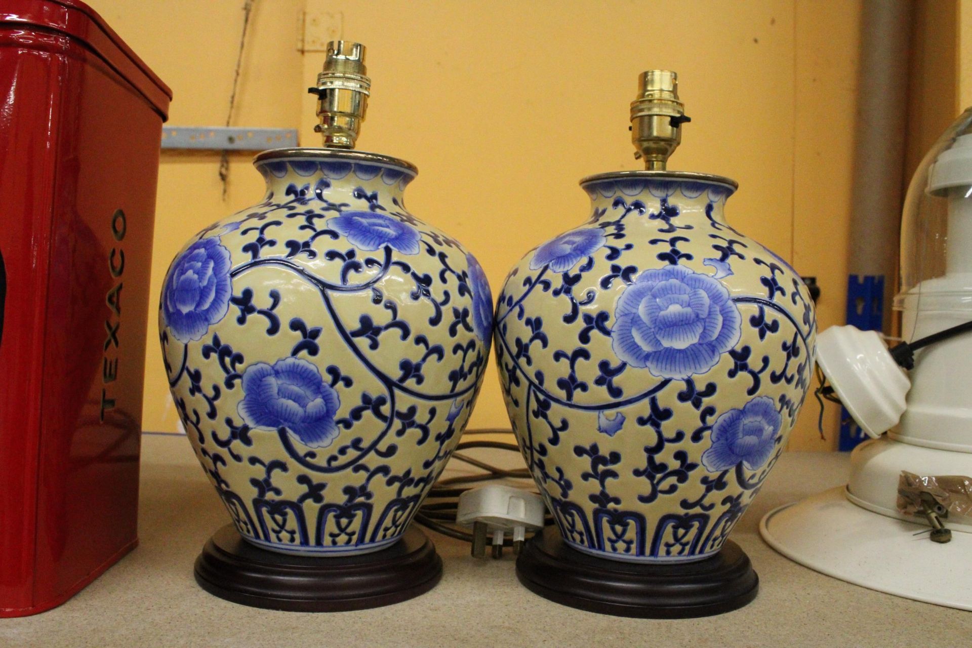 A PAIR OF ORIENTAL STYLE TABLE LAMPS