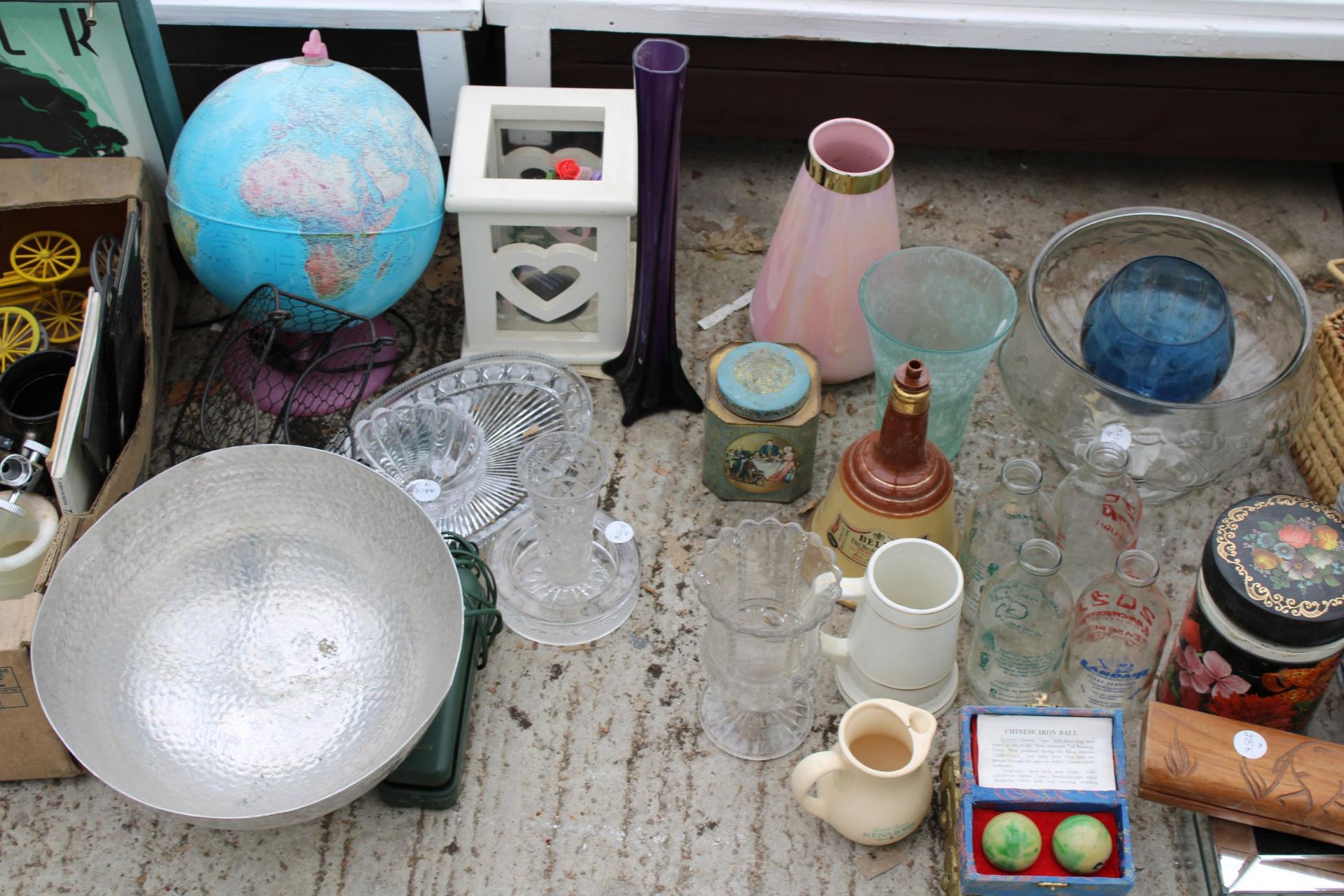 AN ASSORTMENT OF ITEMS TO INCLUDE VANITY CASES, BOOTS AND GLASSWARE ETC - Image 3 of 5