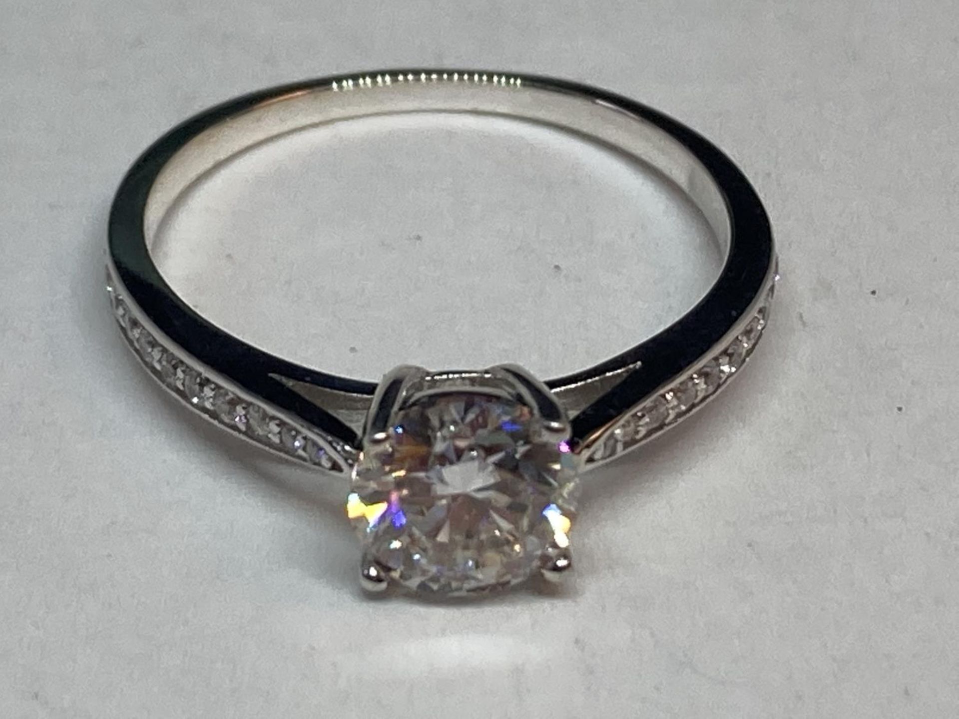 A MARKED 925 RING WITH A ONE CARAT SOLITAIRE MOISSANITE SIZE N/O IN A PRESENTATION BOX WITH A GMA - Image 3 of 10