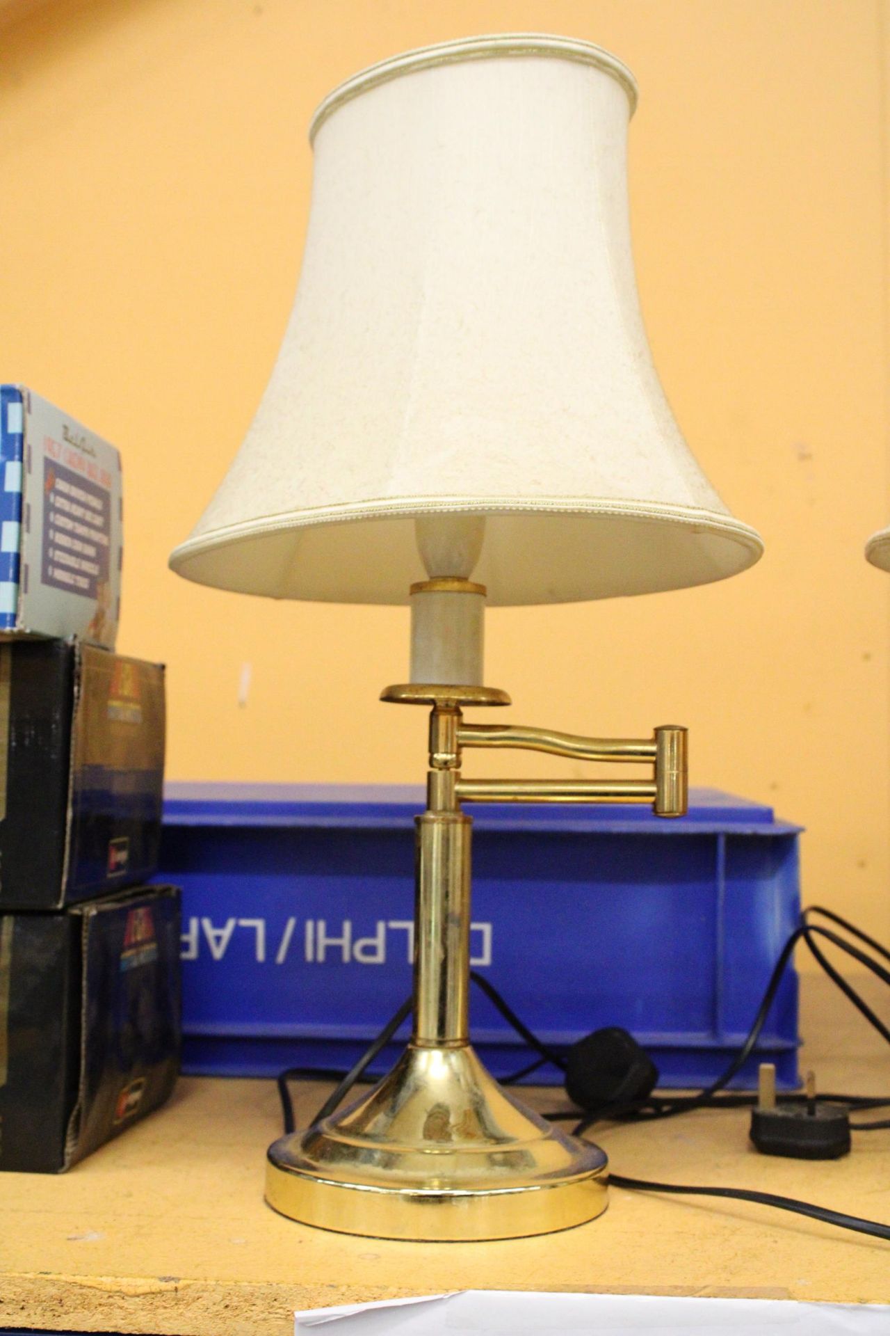 A PAIR OF VINTAGE SWING ARM BRASS LAMPS WITH SHADES - Image 2 of 5