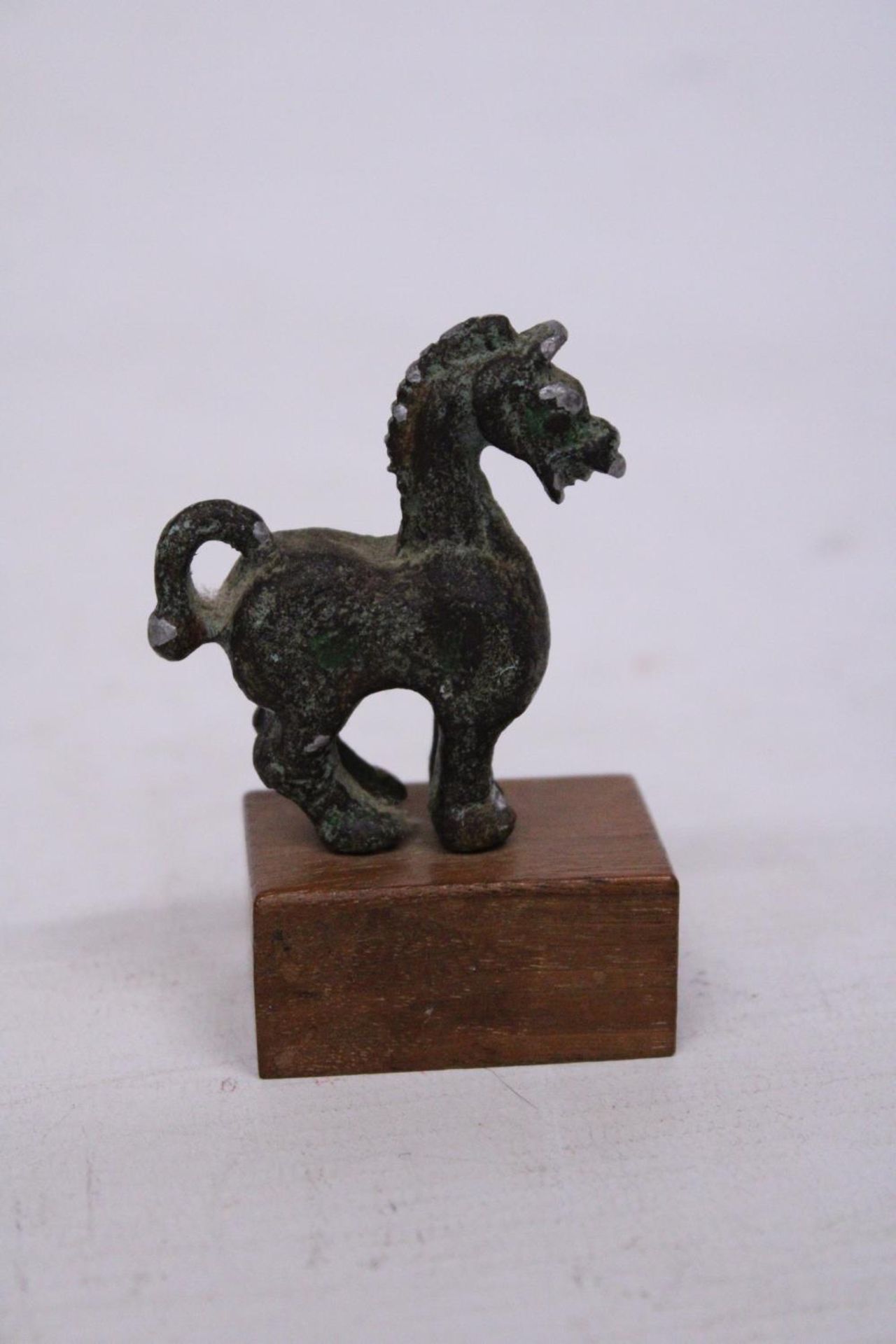 A REPRODUCTION BRONZE OF A CHINESE HAN MING HORSE FROM THE ART INSTITUTE OF CHICAGO ALVA STUDIOS - 8