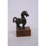 A REPRODUCTION BRONZE OF A CHINESE HAN MING HORSE FROM THE ART INSTITUTE OF CHICAGO ALVA STUDIOS - 8