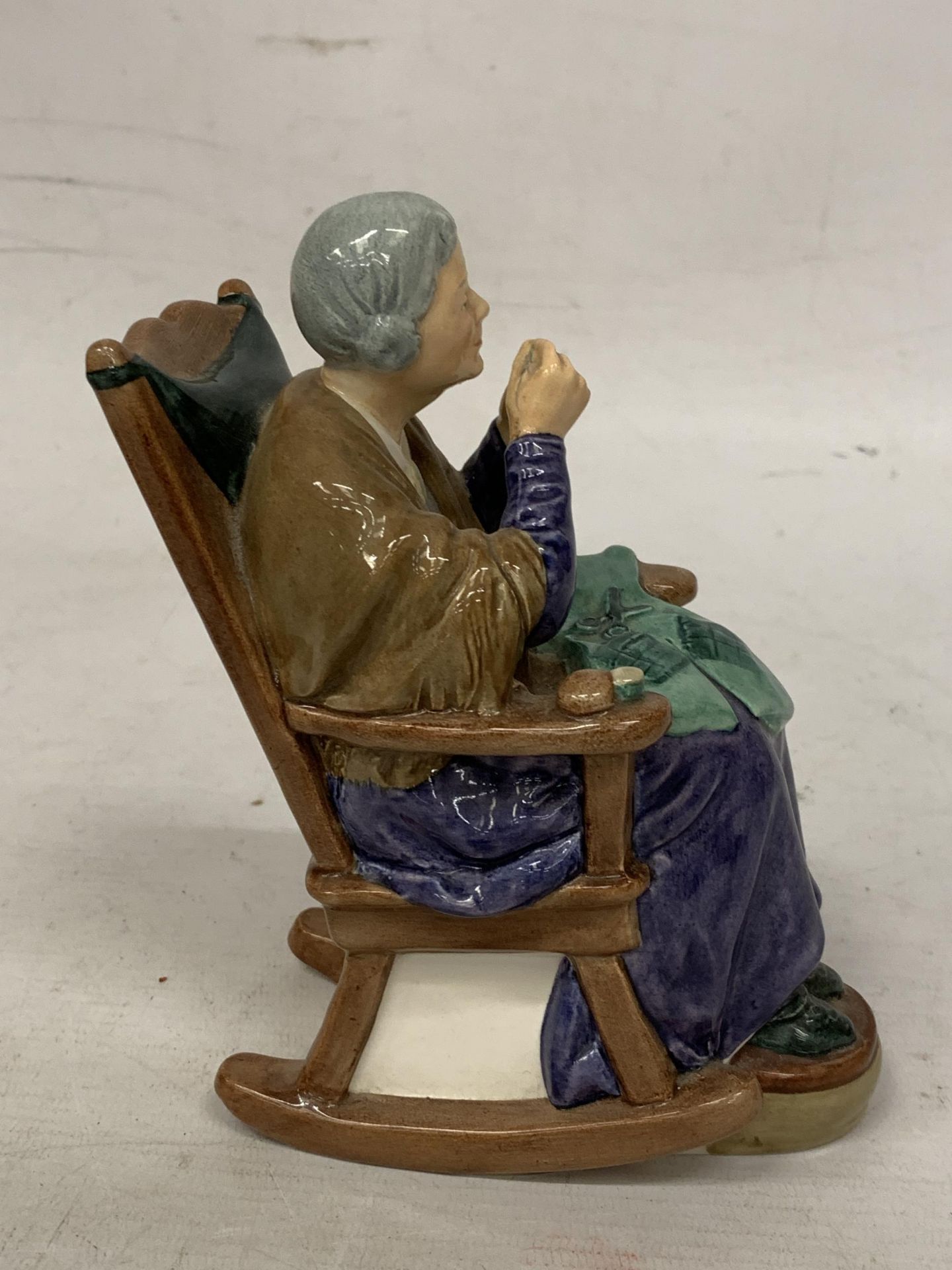 A ROYAL DOULTON FIGURINE "A STITCH IN TIME" HN 2352 - Image 3 of 5