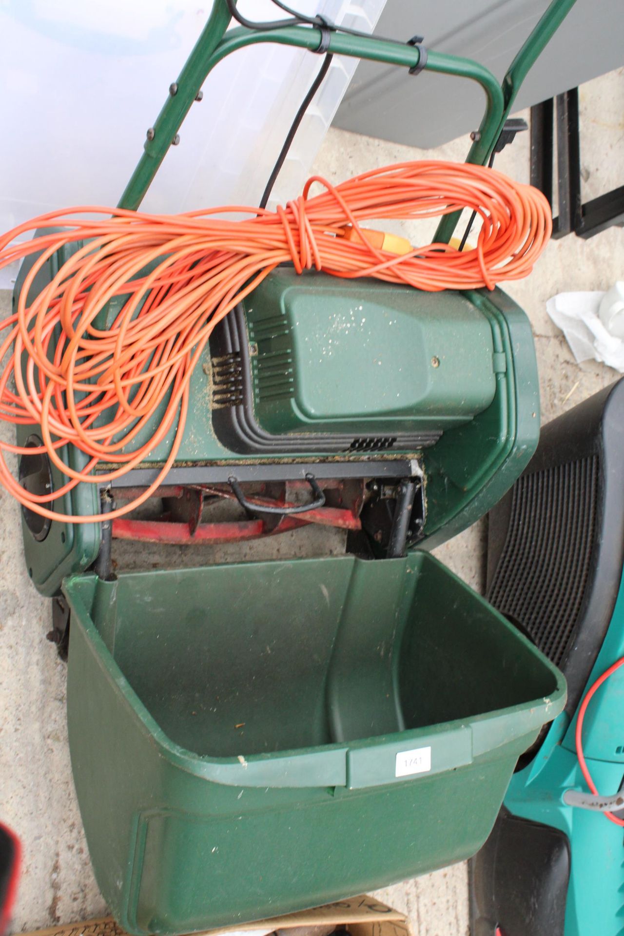 AN ELECTRIC LAWN MOWER WITH A BOX OF SPARES TO INCLUDE A LAWN RAKE CARTRIDGE ETC - Image 3 of 4