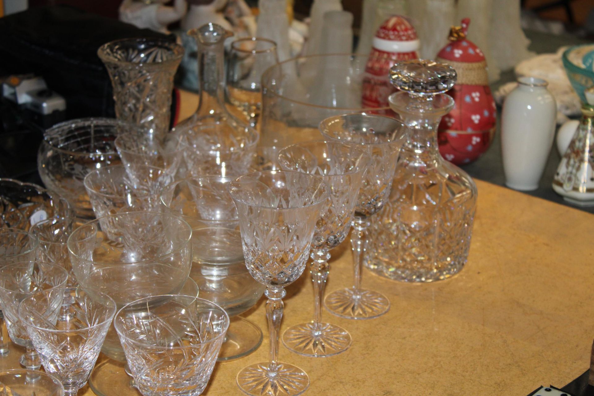 A LARGE QUANTITY OF GLASSWARE TO INCLUDE BOWLS, DECANTERS, A DRESSING TABLE SET, WINE GLASSES, - Image 3 of 5