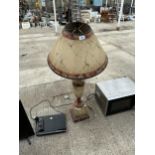 A LARGE ORNATE AND DECORATIVE TABLE LAMP WITH SHADE