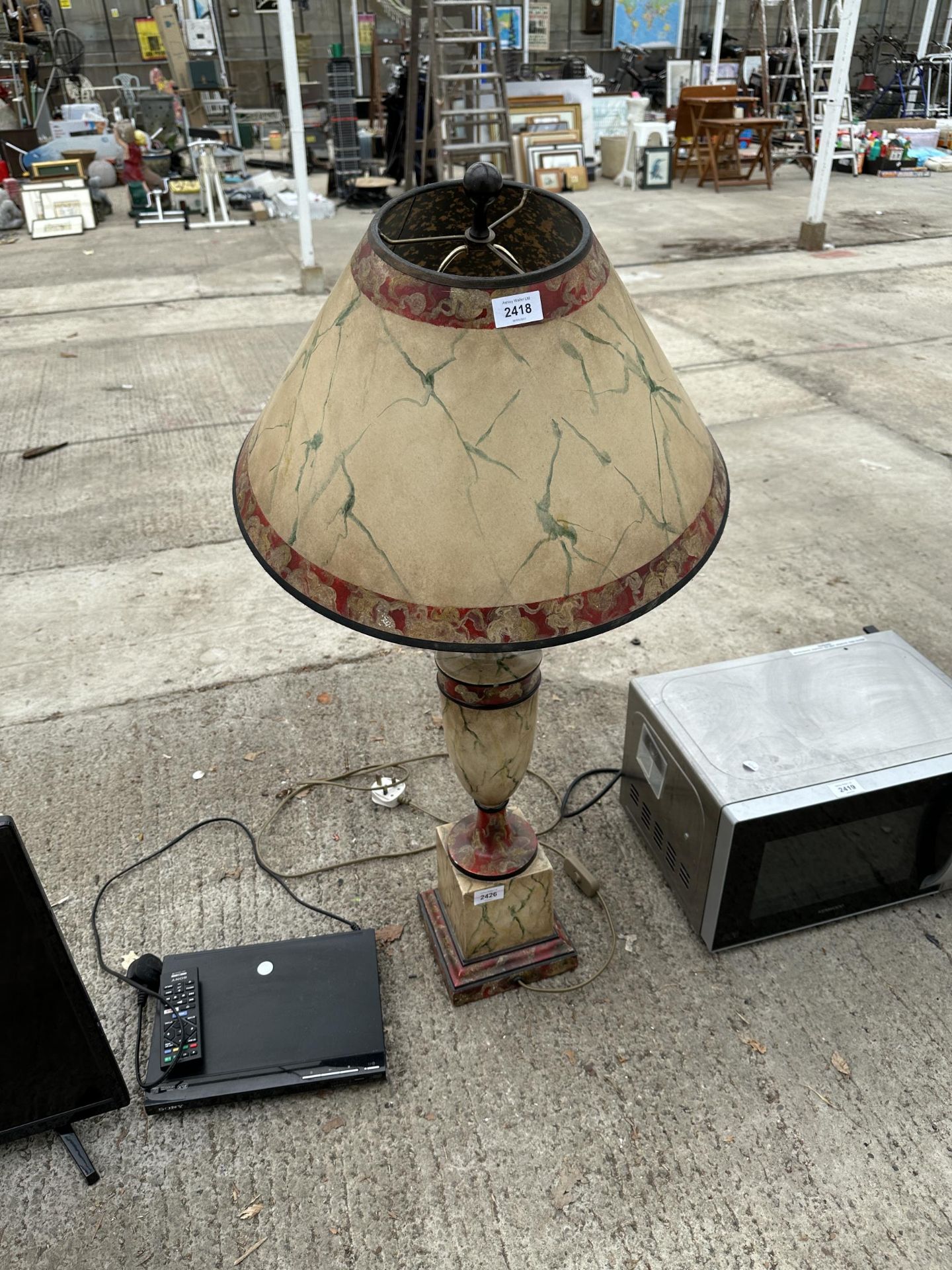 A LARGE ORNATE AND DECORATIVE TABLE LAMP WITH SHADE