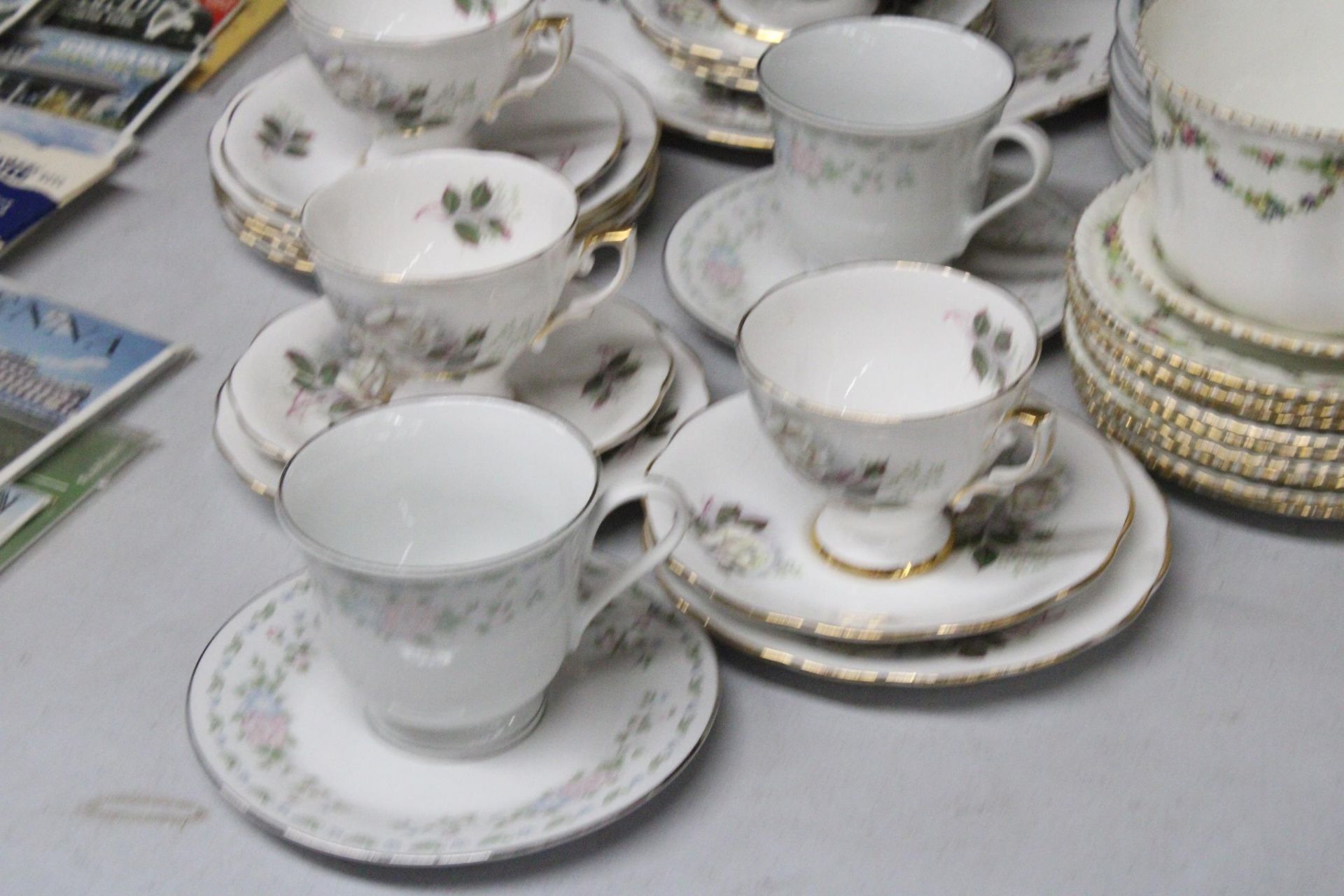 A QUANTITY OF VINTAGE TEAWARE TO INCLUDE ROYAL STANDARD CAKE PLATES, CREAM JUG, SUGAR BOWL, CUPS, - Image 3 of 5