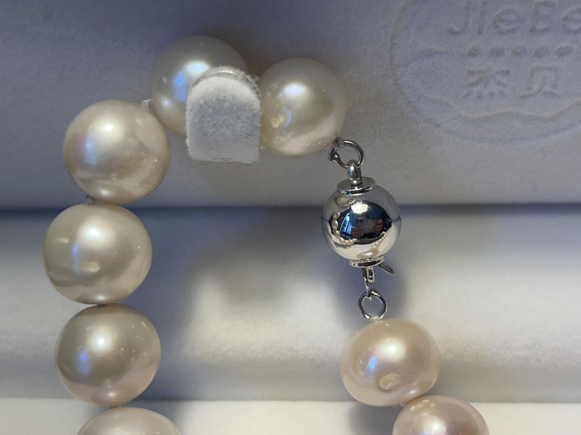 A STRING OF JIEBEI CULTURED PEARLS IN A PRESENTATION BOX - Image 3 of 5