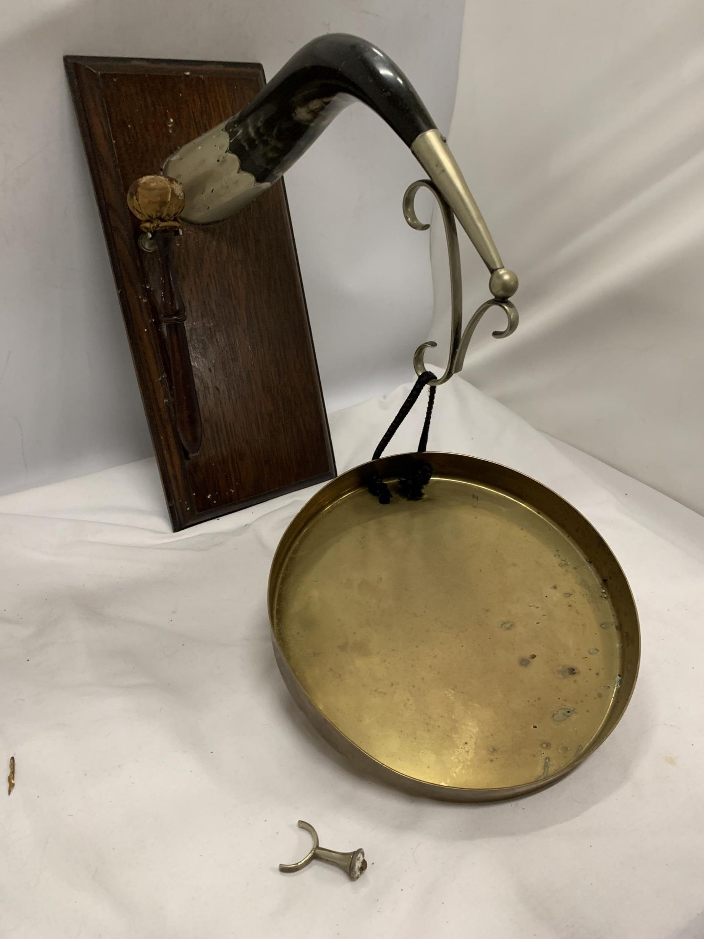 A VINTAGE BRASS AND HORN HANGING STAND ON WOODEN PLINTH TOGETHER WITH A BRASS GONG - Image 3 of 4