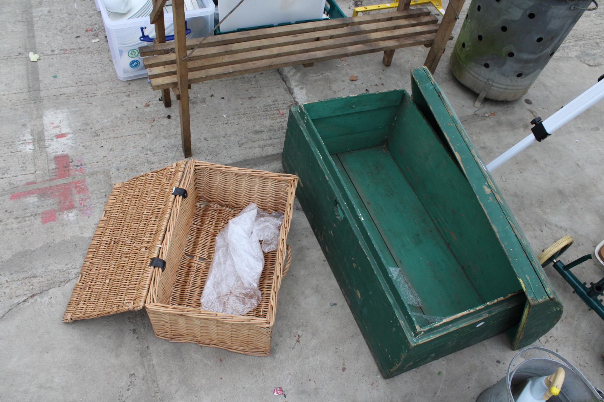 A VINTAGE WOODEN STORAGE TRUNK AND A WICKER HAMPER BASKET - Image 2 of 2