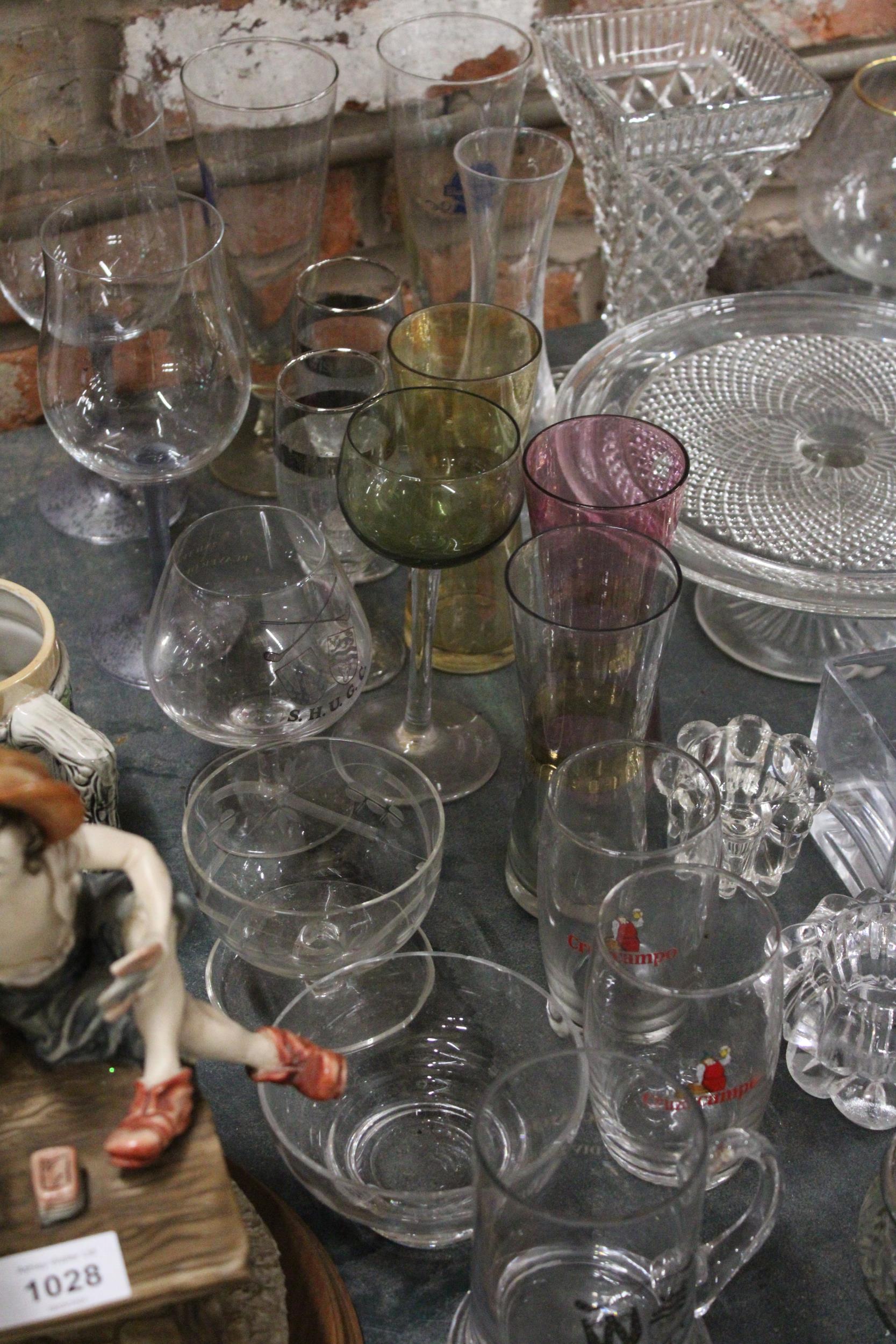 A LARGE COLLECTION OF GLASSWARE TO INCLUDE CRYSTAL BRANDY BALLOONS, FOOTED CAKE STAND, VASE, ROSE - Image 2 of 6