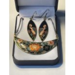 AN ENAMELLED NECKLACE AND EARRINGS IN A PRESENTATION BOX