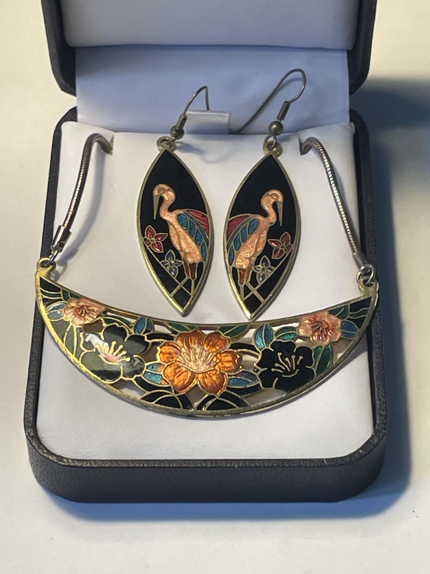 AN ENAMELLED NECKLACE AND EARRINGS IN A PRESENTATION BOX