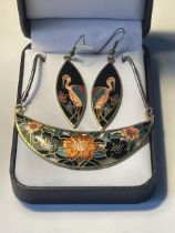 AN ENAMELLED NECKLACE AND EARRINGS IN A PRESENTATION BOX