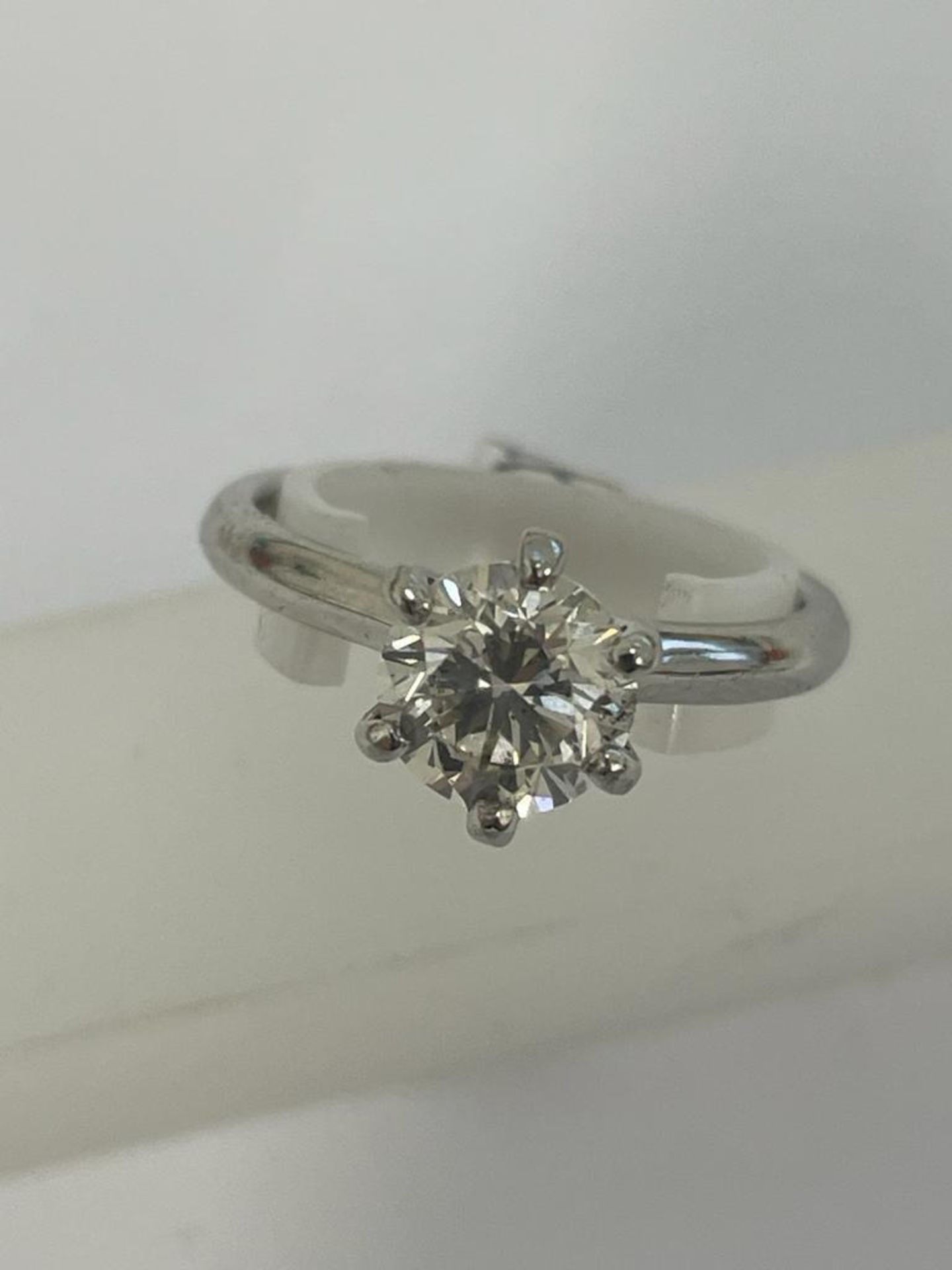 A LADIES 1.3 CARAT DIAMOND AND PLATINUM RING, SIX CLAW SET, COLOUR G/H, CLARITY SI-1, SIZE L/M, - Image 3 of 4