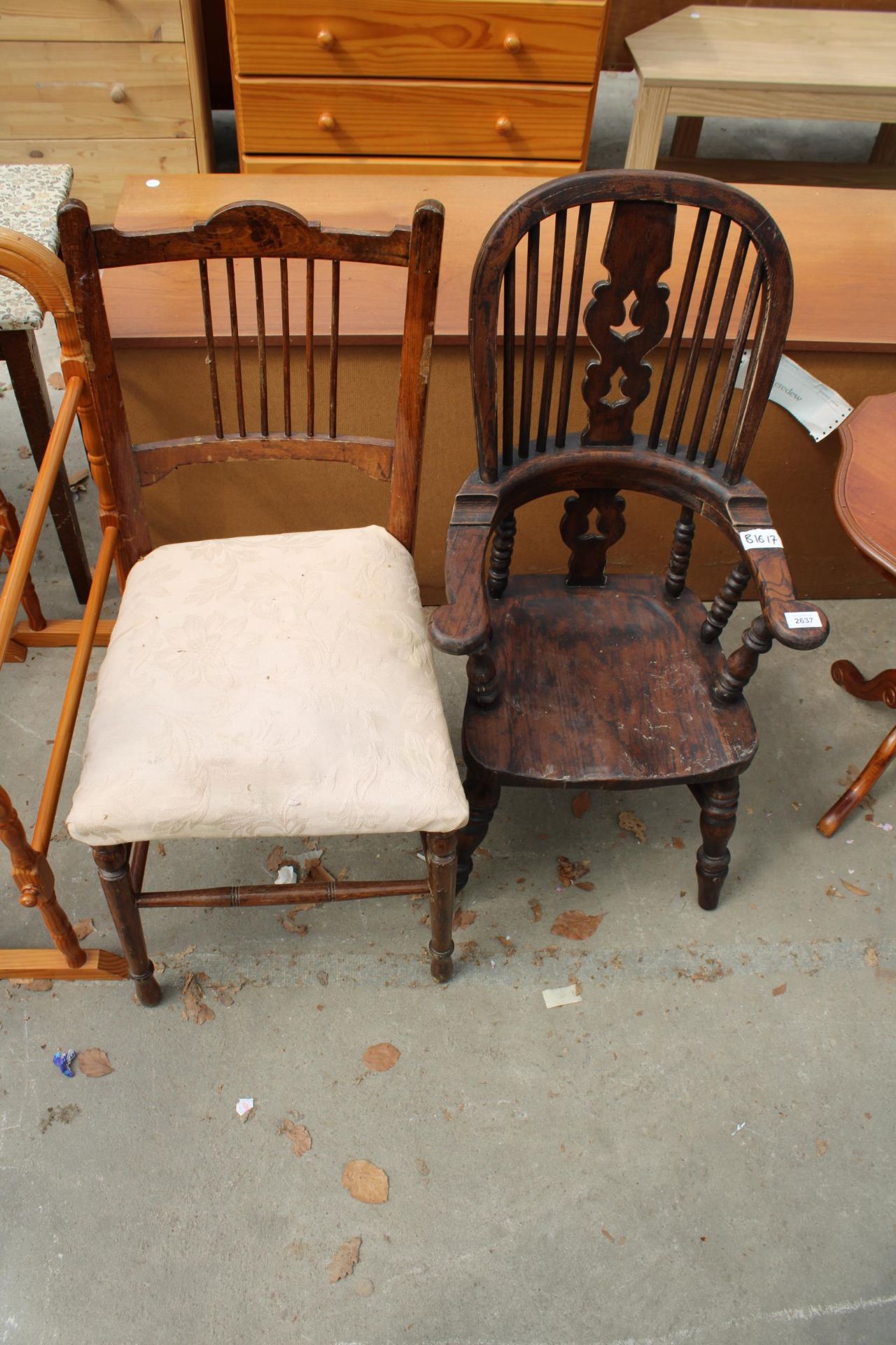 AN ELM WINDSOR STYLE CHILDS ARM CHAIR WITH TURNED UPRIGHTS AND PIERCED SPLAT BACK AND BEDROOM CHAIR