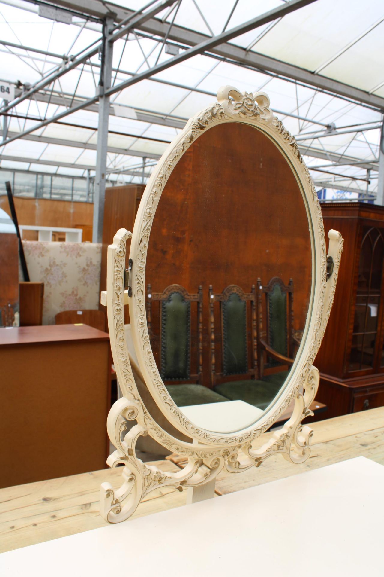 A MODERN CREAM AND GILT DRESSING CHEST WITH SEVEN DRAWERS AND SWING MIRROR, 31" WIDE - Image 2 of 4