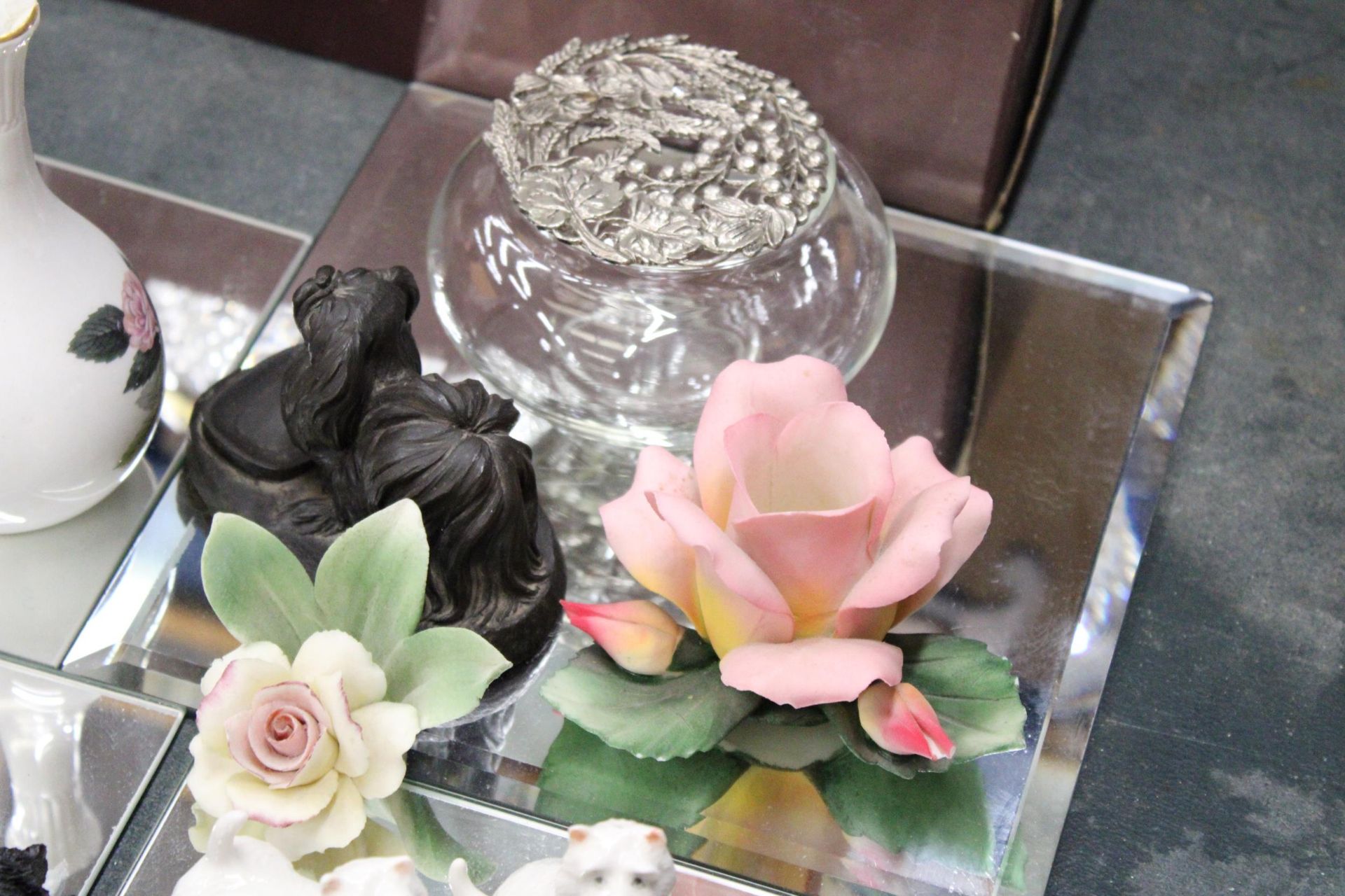 A QUANTITY OF ITEMS TO INCLUDE DOG FIGURES, A SCOTTIE DOG SALT AND PEPPER SET, CERAMIC ROSES, A - Image 3 of 5