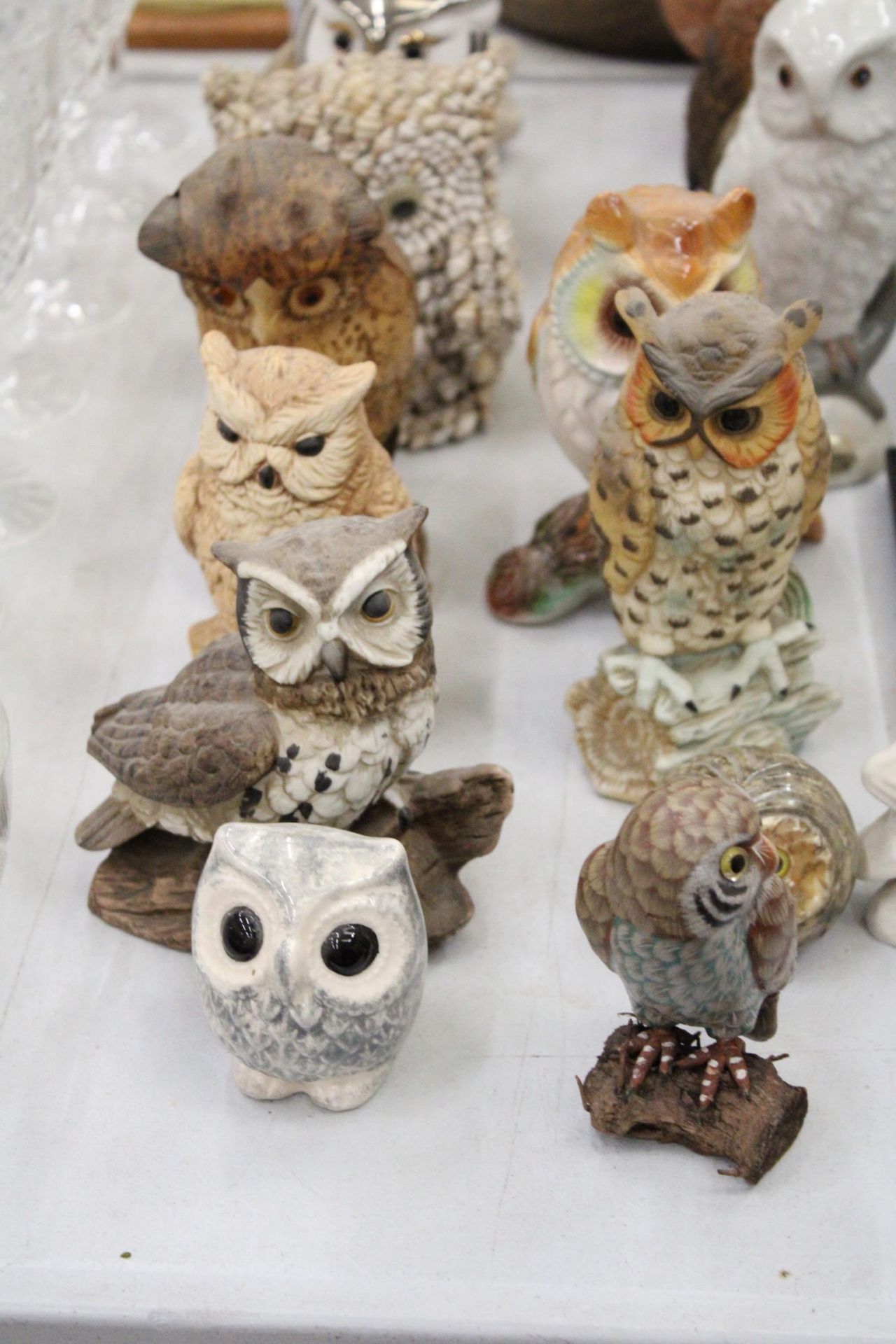 A COLLECTION OF SEVENTEEN OWL FIGURES PLUS A WALL PLAQUE - Image 4 of 7