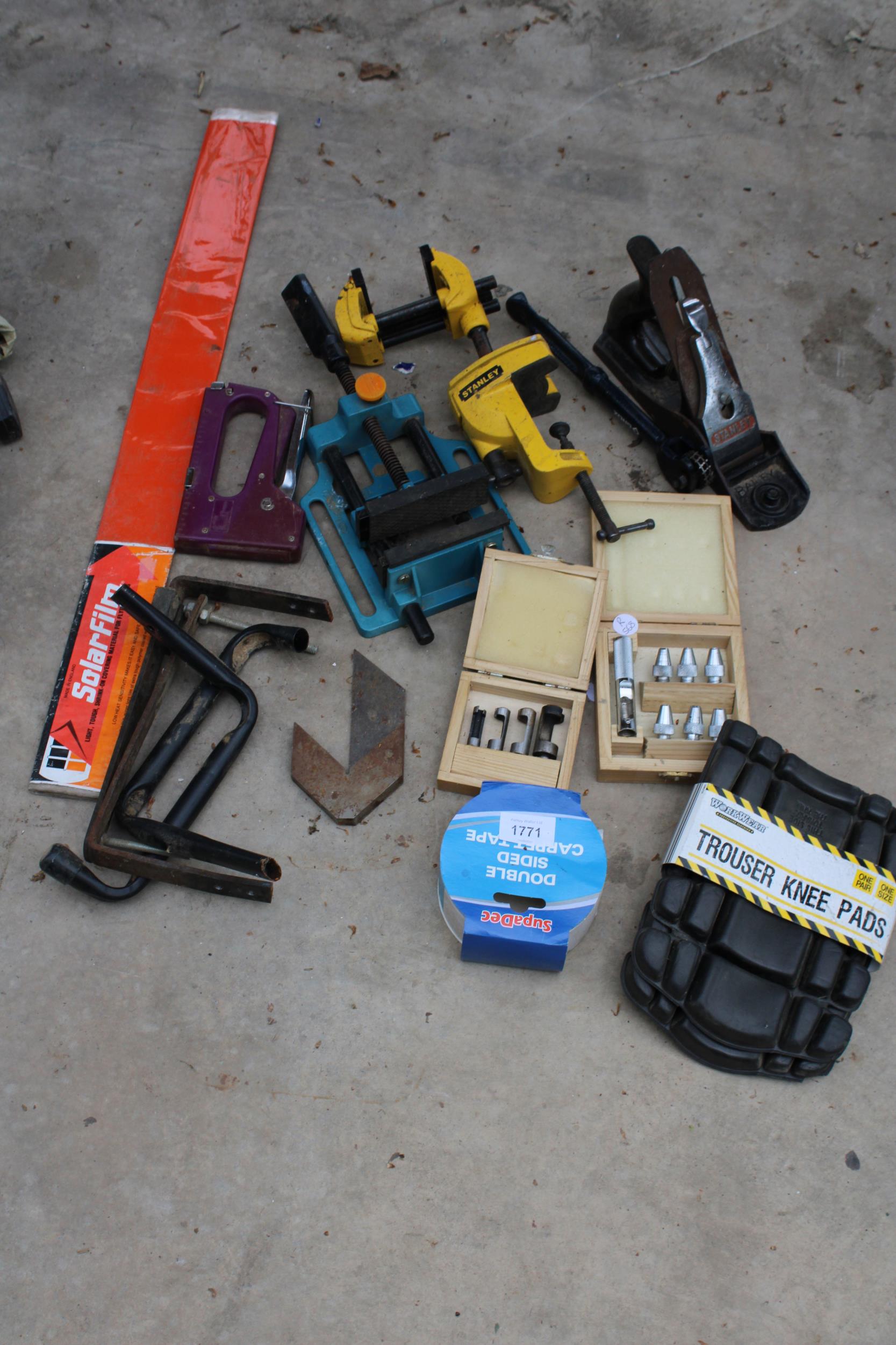 AN ASSORTMENT OF TOOLS TO INCLUDE VICES, A STANLEY WOOD PLANE AND DRILL BITS ETC