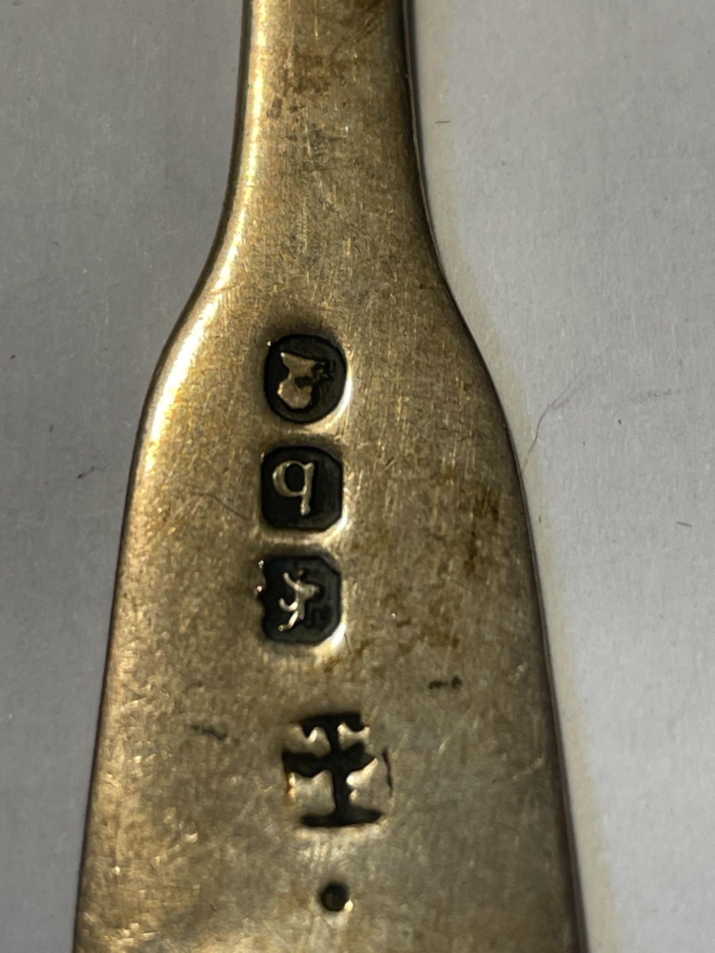 THREE HALLMARKED SILVER ITEMS TO INCLUDE TWO SPOONS AND A FORK - Image 5 of 5