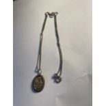 A MARKED 925 SILVER FLOWER PENDANT AND CHAIN