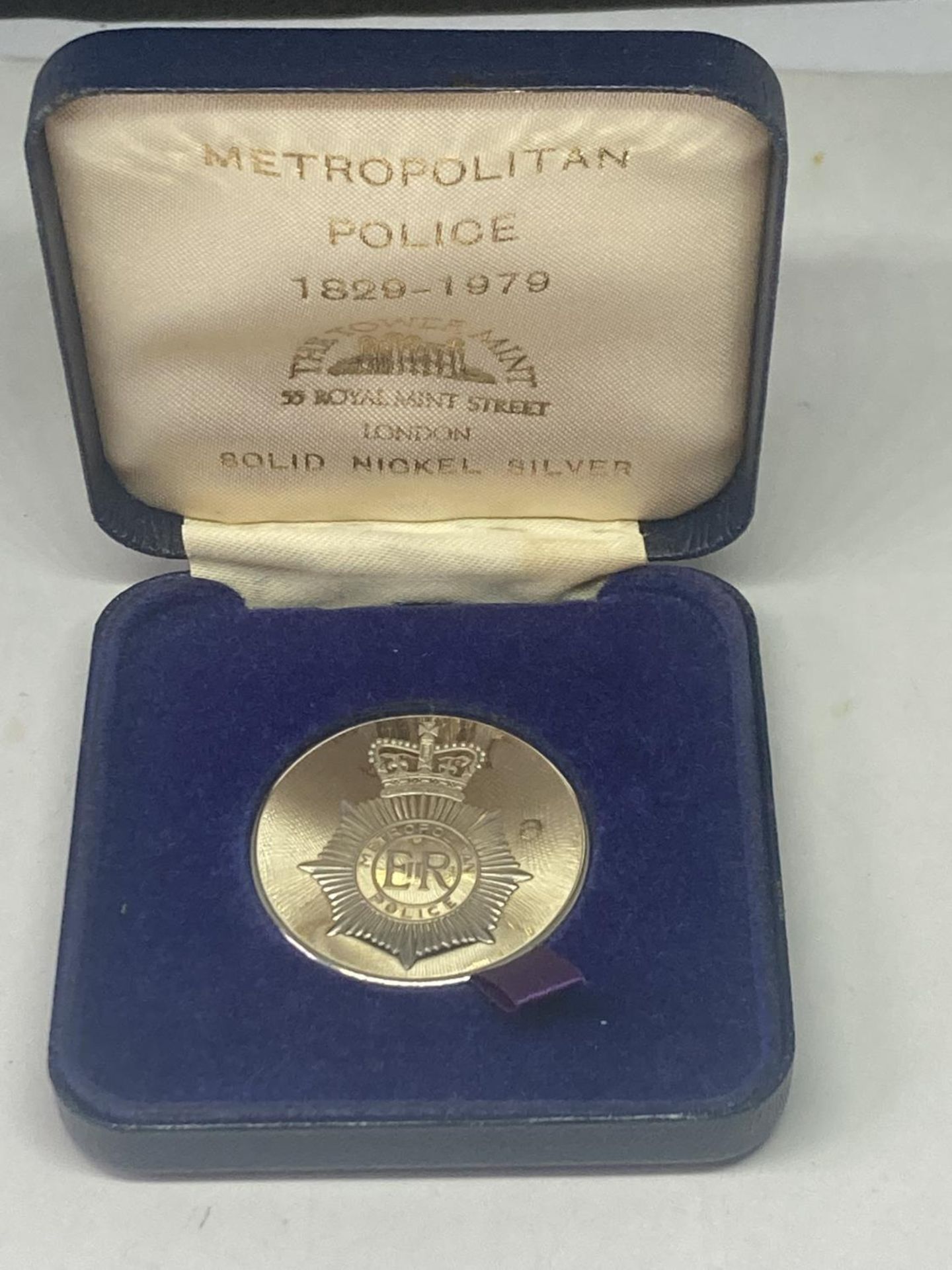 A SILVER TOWER MINT METROPOLITAN POLICE 150TH ANNIVERSARY MEDAL IN A PRESENTATION BOX