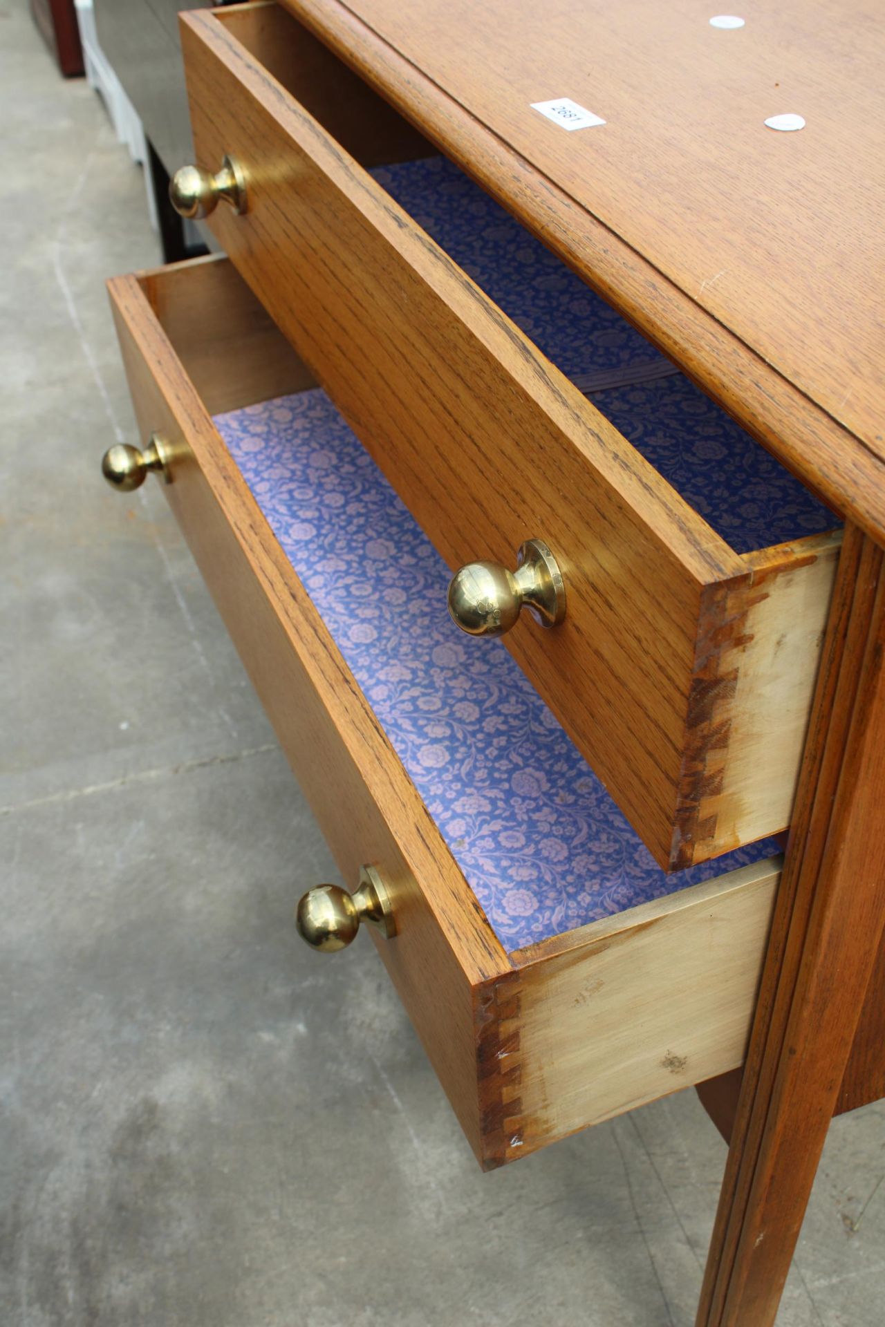 A MID 20TH CENTURY LIGHT OAK CHEST OF TWO DRAWERS, 30" WIDE - Image 3 of 4