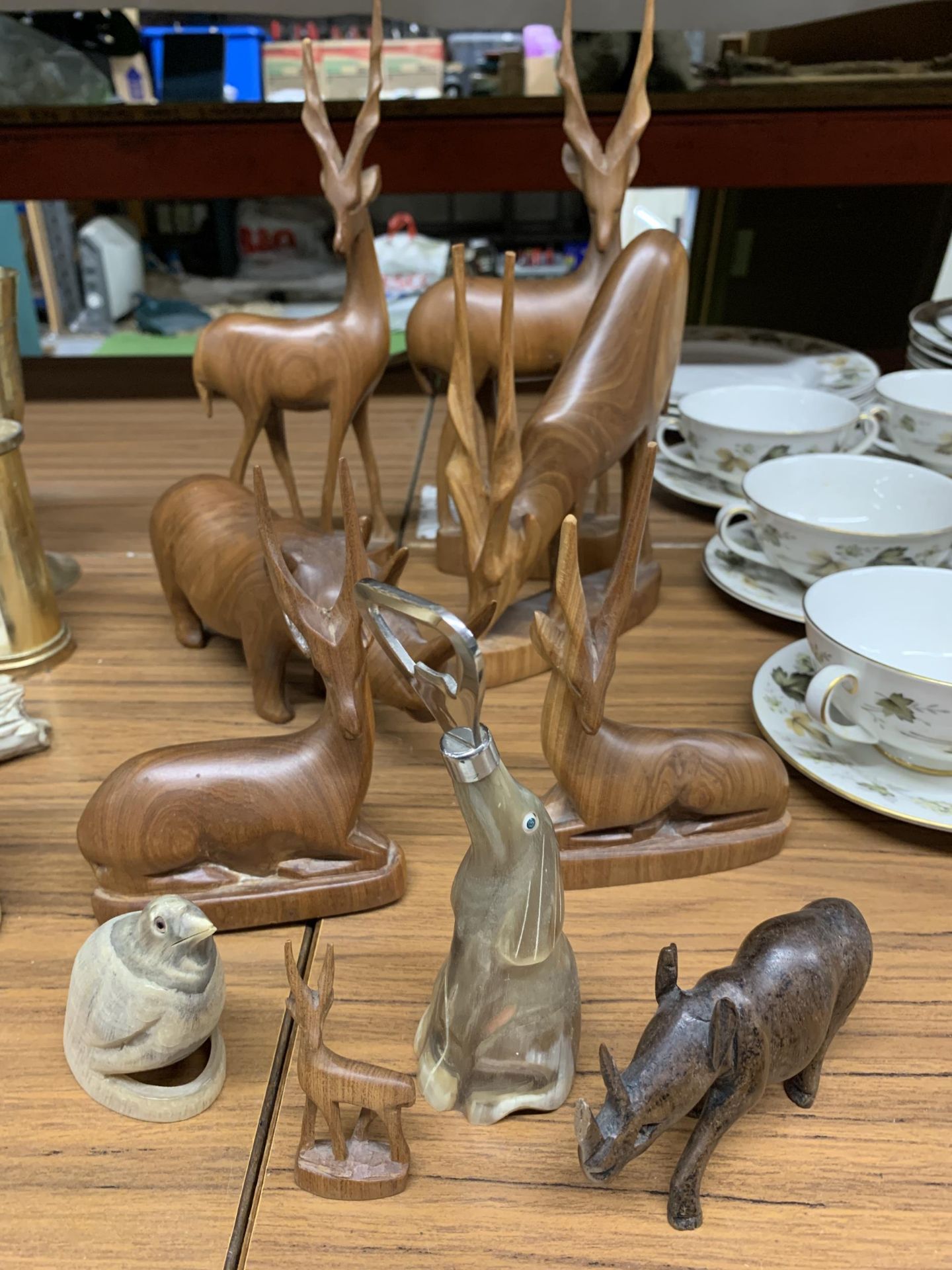 A QUANTITY OF TREEN ANIMALS TO INCLUDE DEER, TWO RHINOCEROUS, A HORN BIRD AND HORN ELEPHANT BOTTLE