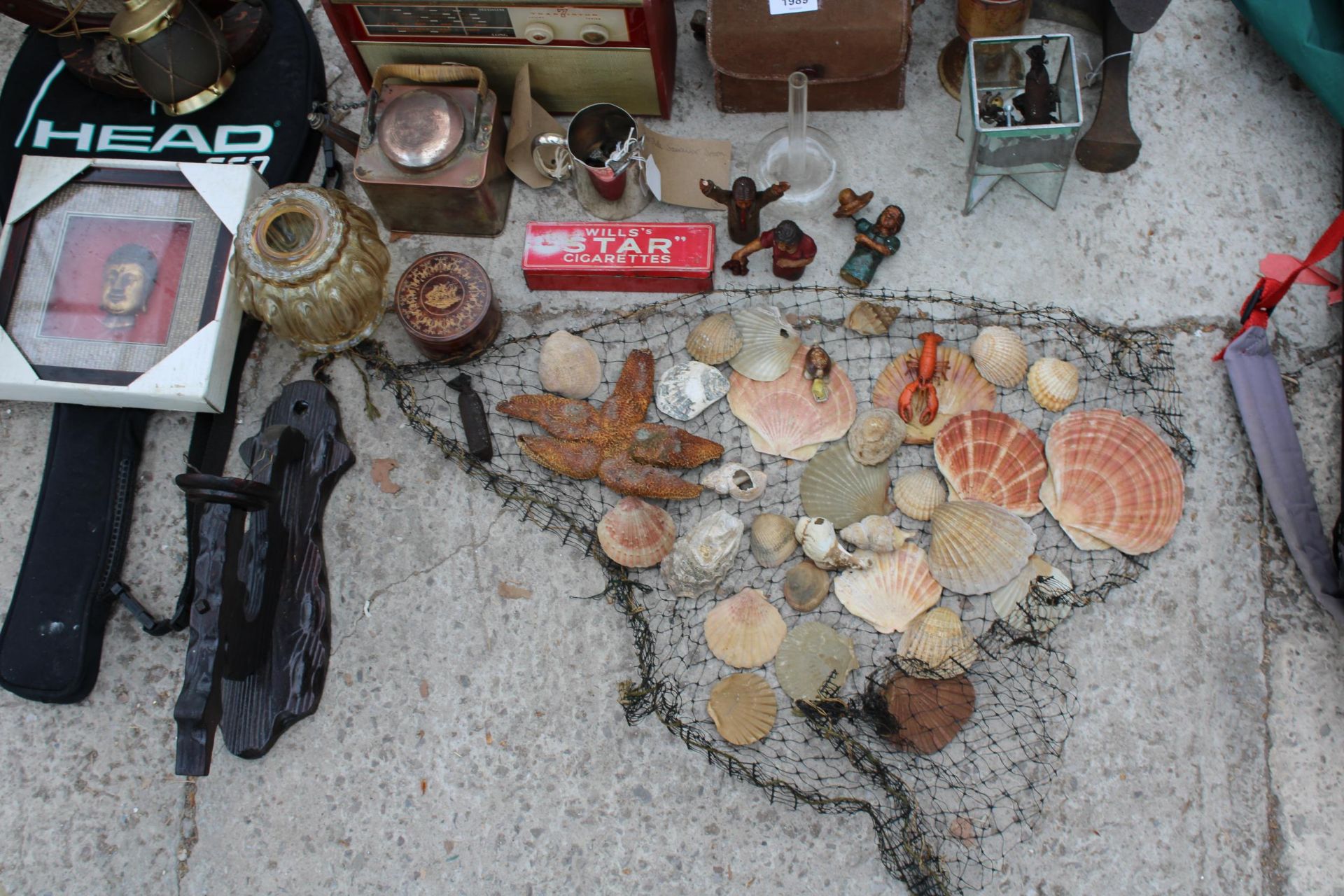 AN ASSORTMENT OF ITEMS TO INCLUDE A RADIO, A COBBLERS LAST, SHELLS AND BOTTLES ETC - Image 3 of 4