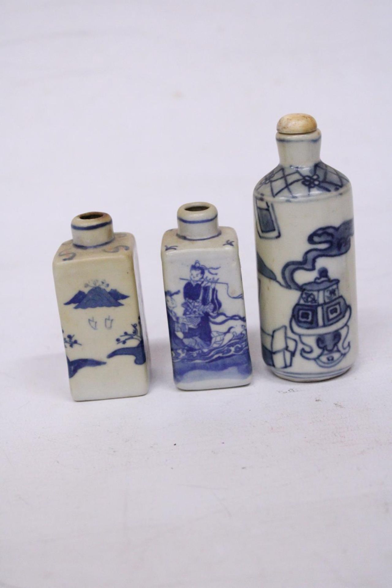 A COLLECTION OF BLUE & WHITE CHINESE CERAMICS (6) TO INCLUDE THREE SNUFF BOTTLES WITH MARKS TO THE - Image 3 of 7