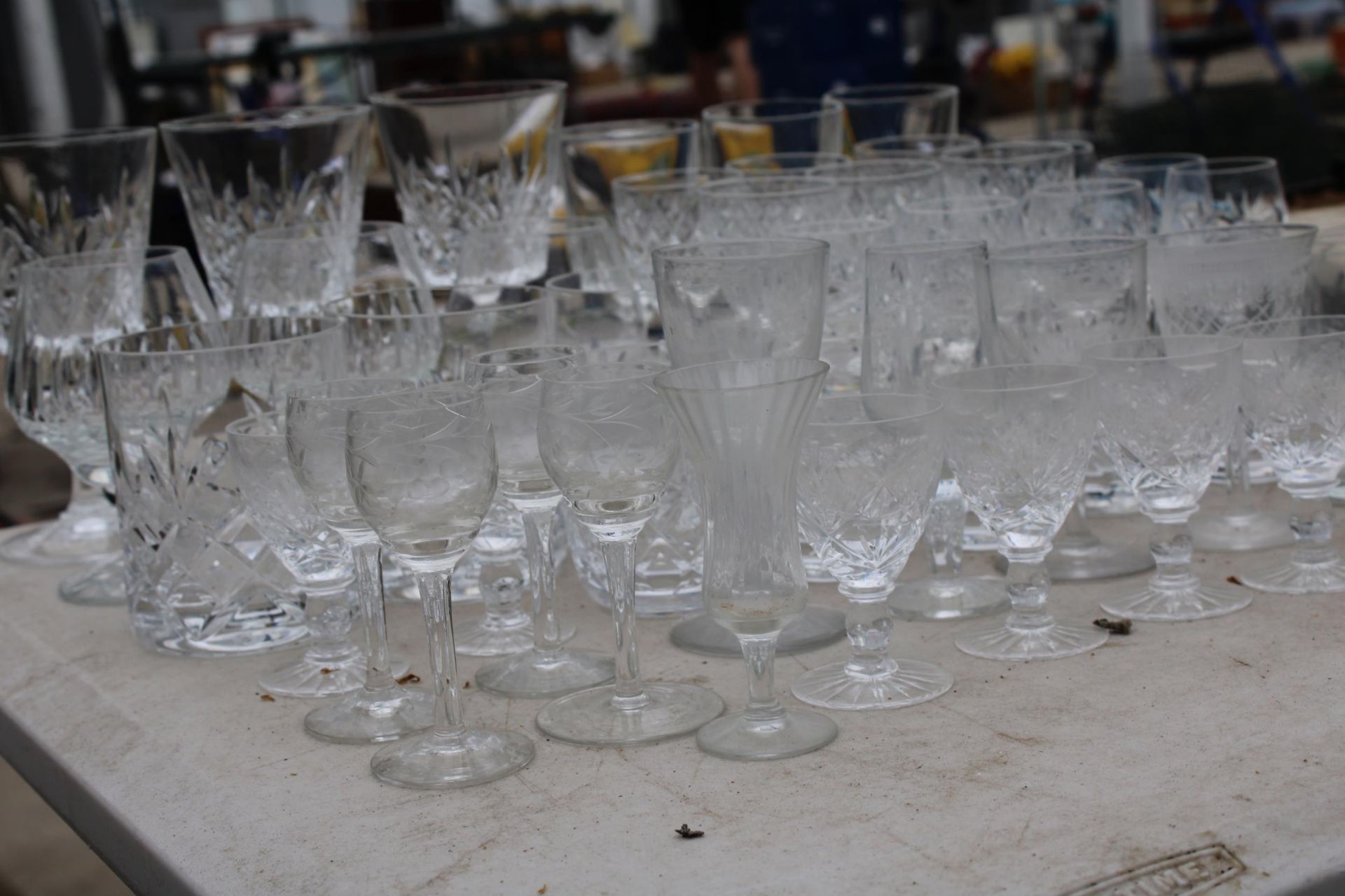 AN ASSORTMENT OF CUT GLASS WARE TO INCLUDE WINE GLASSES AND BRANDY BALLOONS ETC - Image 2 of 2