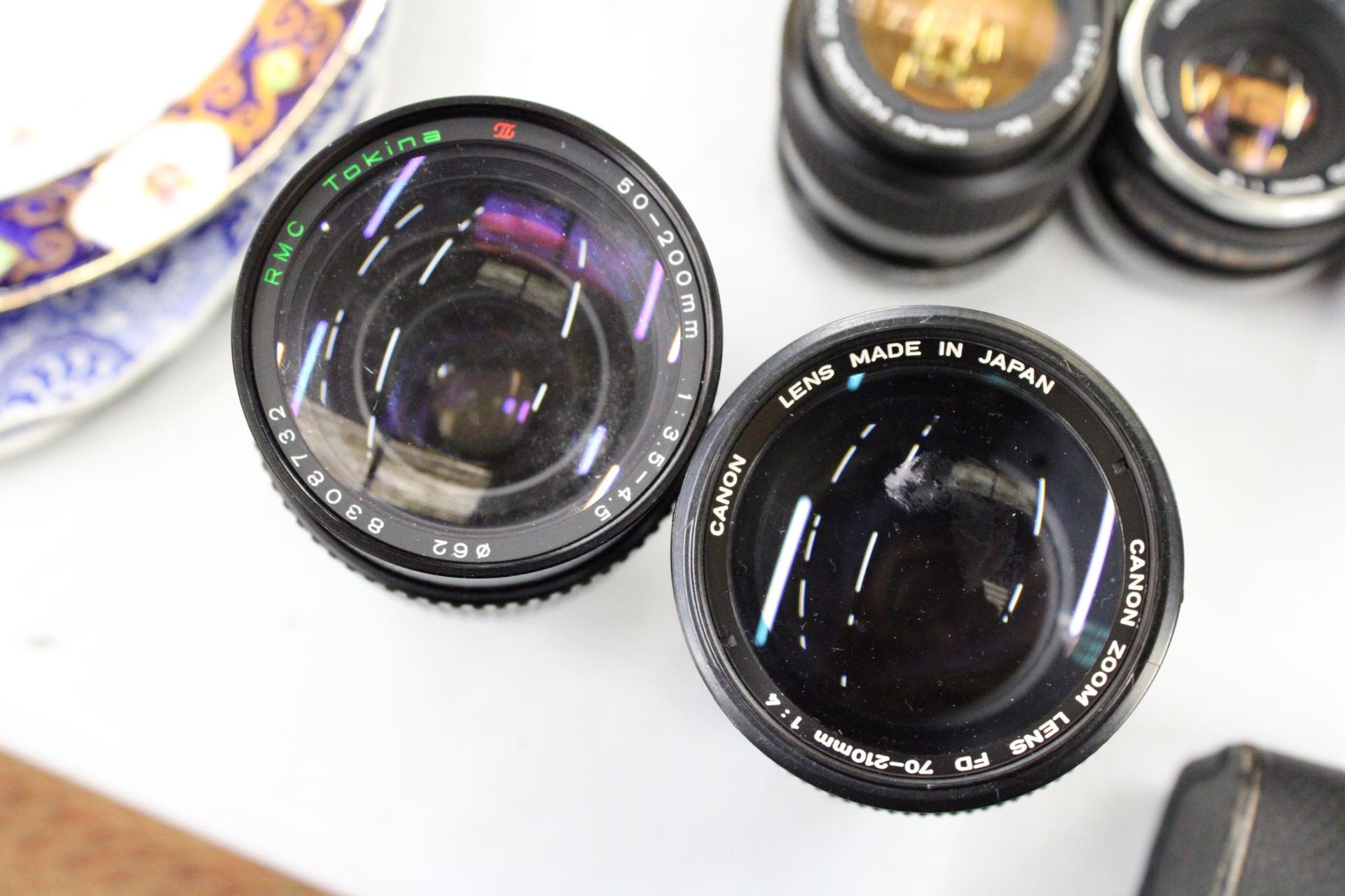 A COLLECTION OF CAMERA LENSES TO INCLUDE CANON, VIVITAR, AVANAR, ETC - Image 4 of 5