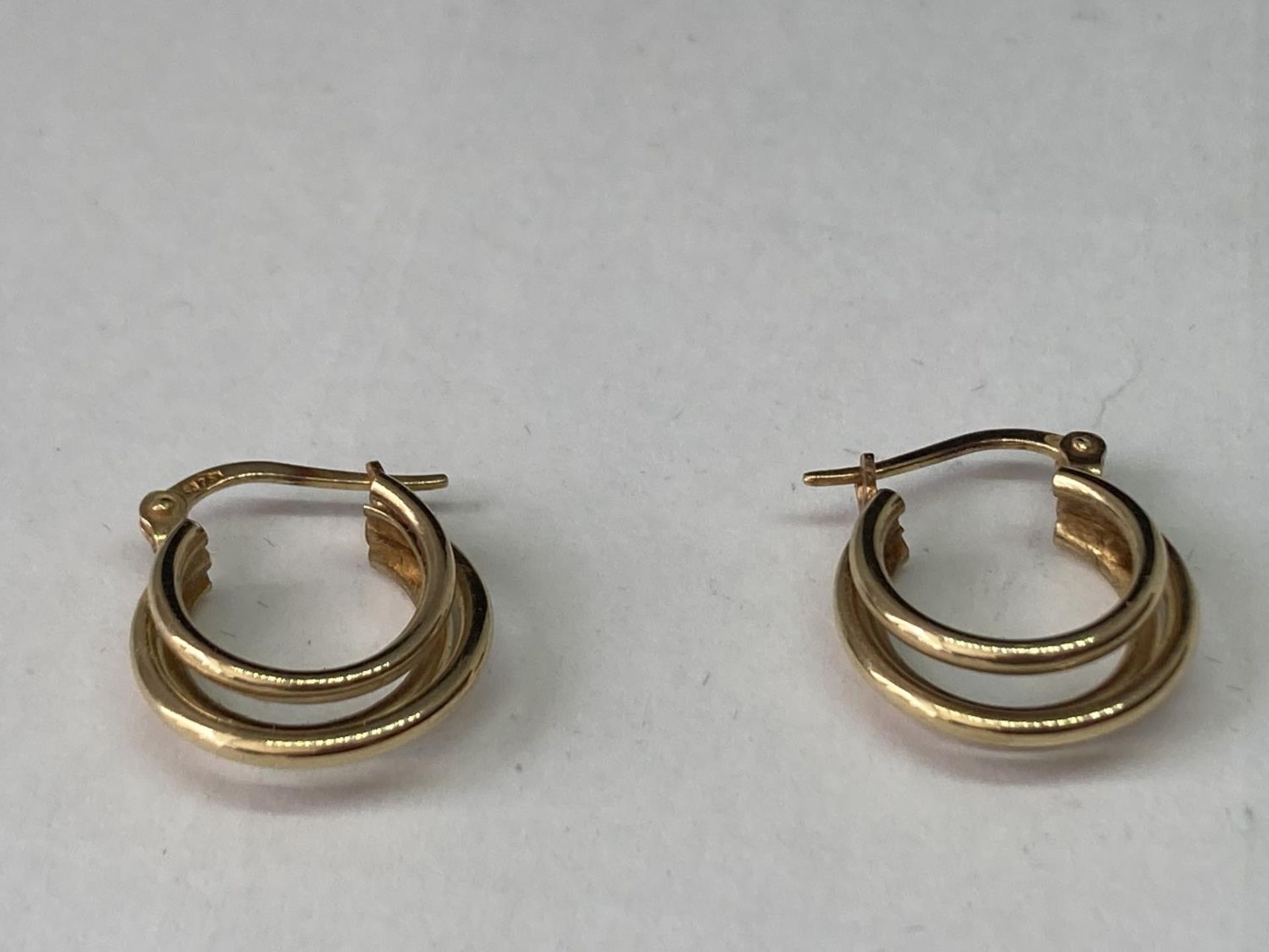 A PAIR OF 9 CARAT GOLD HOOP EARRINGS IN A THREE HOOP DESIGN - Image 2 of 6