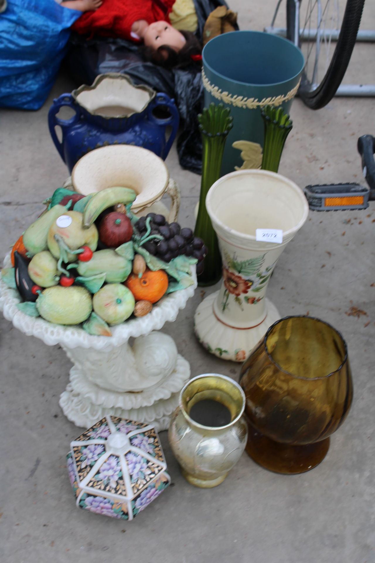 AN ASSORTMENT OF ITEMS TO INCLUDE VASES AND CERAMIC FRUIT ETC